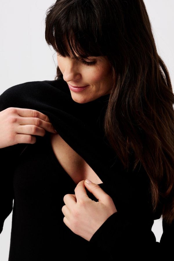 Umstandsmode und StiFrau mit Strickkleid in schwarz für die Schwangerschaft und Stillzeit in Maxilänge