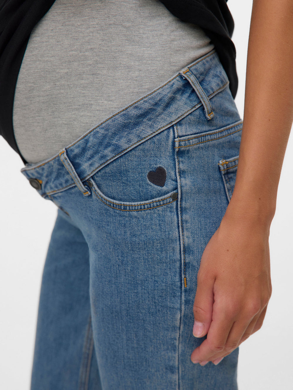 Umstandsmode: Model trägt blaue Denim Umstandsshorts mit weißem Umstands T-Shirt in Schwangerschaft