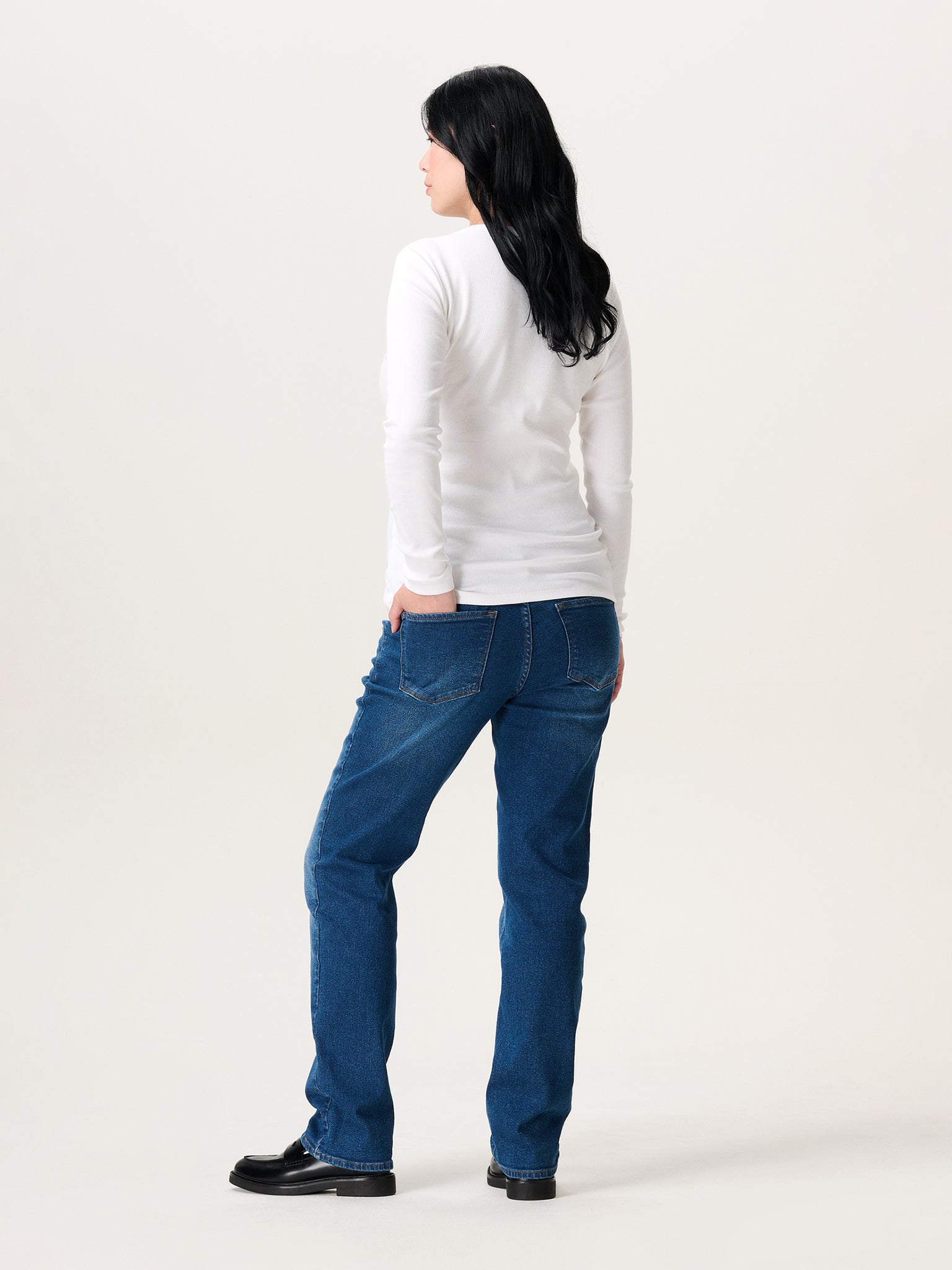 Umstandsmode: Model trägt blaue Denim Umstandsjeans mit weißem Umstandsshirt in Schwangerschaft