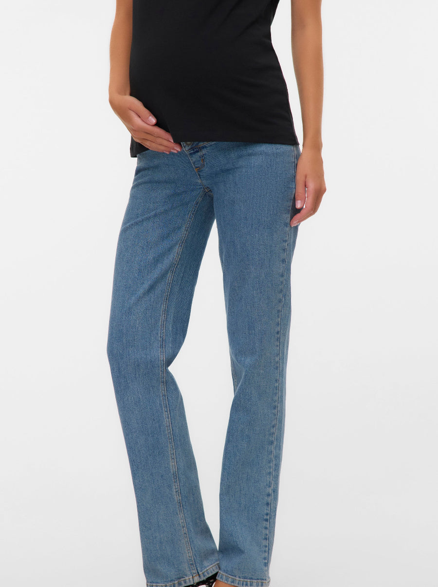 Umstandsmode: Model trägt blaue Denim Umstandsjeans mit weißem Umstandsshirt in Schwangerschaft