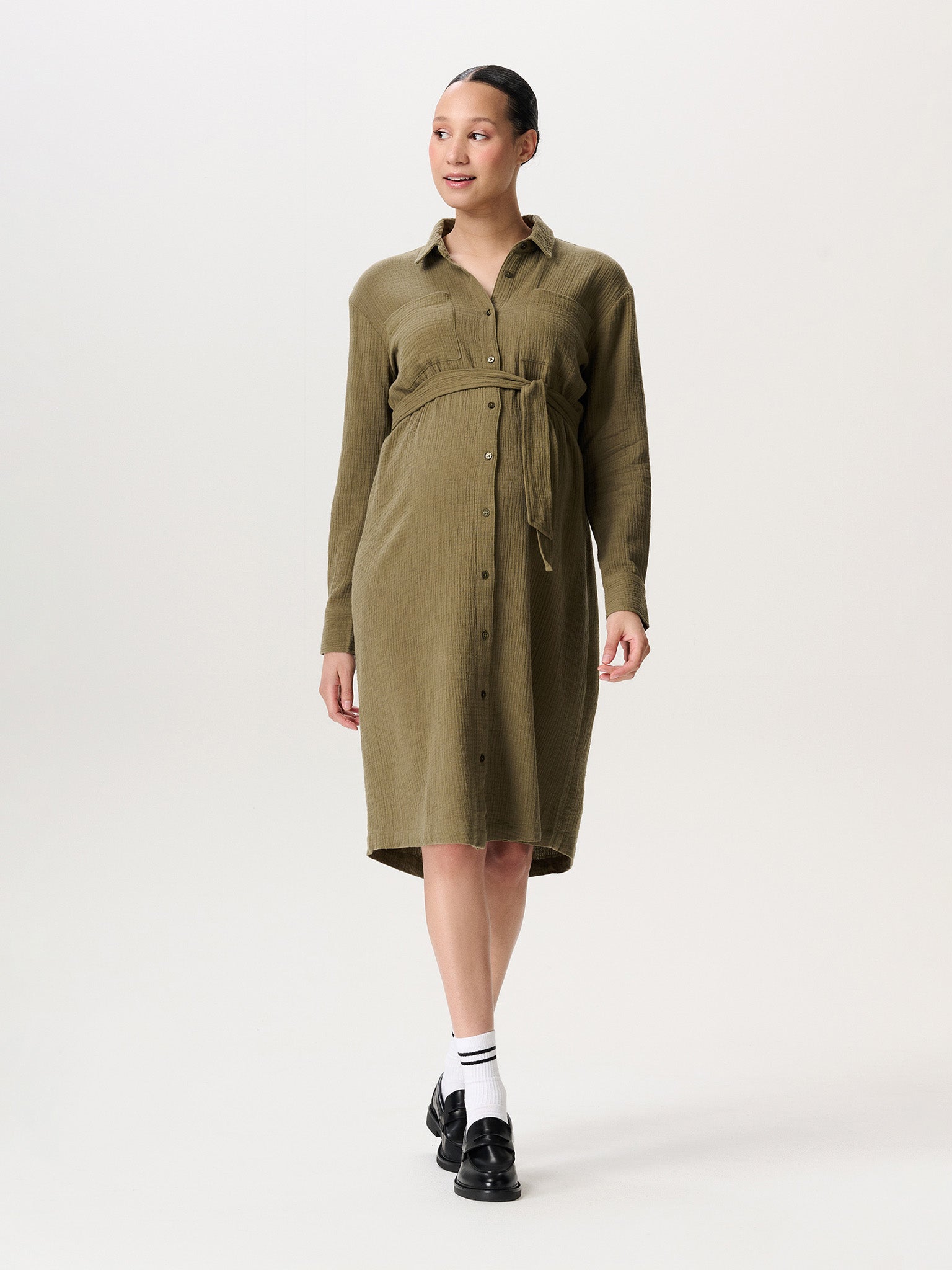 Model trägt das Musselinkleid Midi-Länge, eleganter Alltagsschnitt für Schwangerschaft und Stillzeit