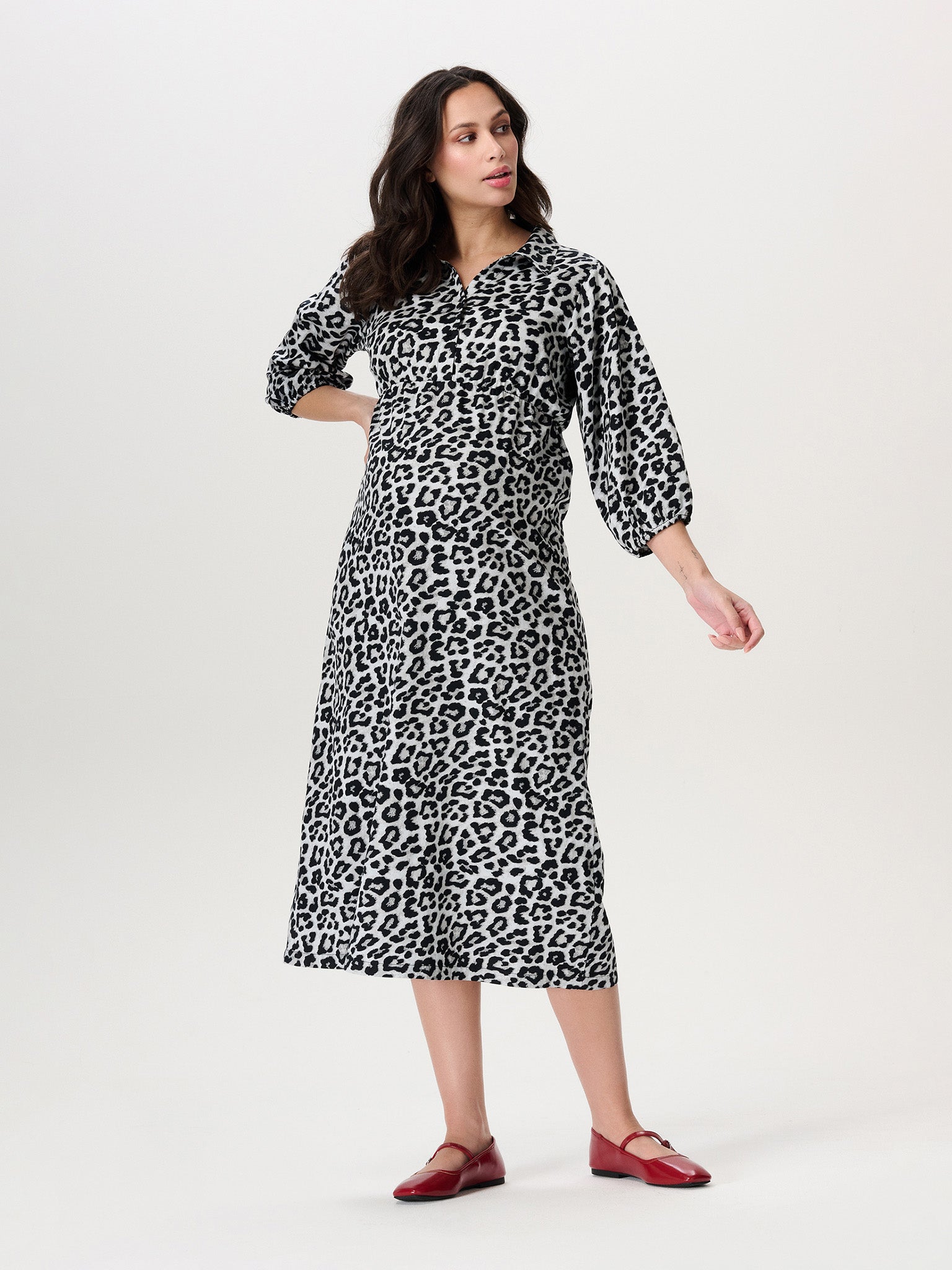 Schwangere Frau im Leokleid, harmonische Midilänge im durchgehenden Print - Naht unter der Brust für weichen Fall über den Babybauch und Komfort