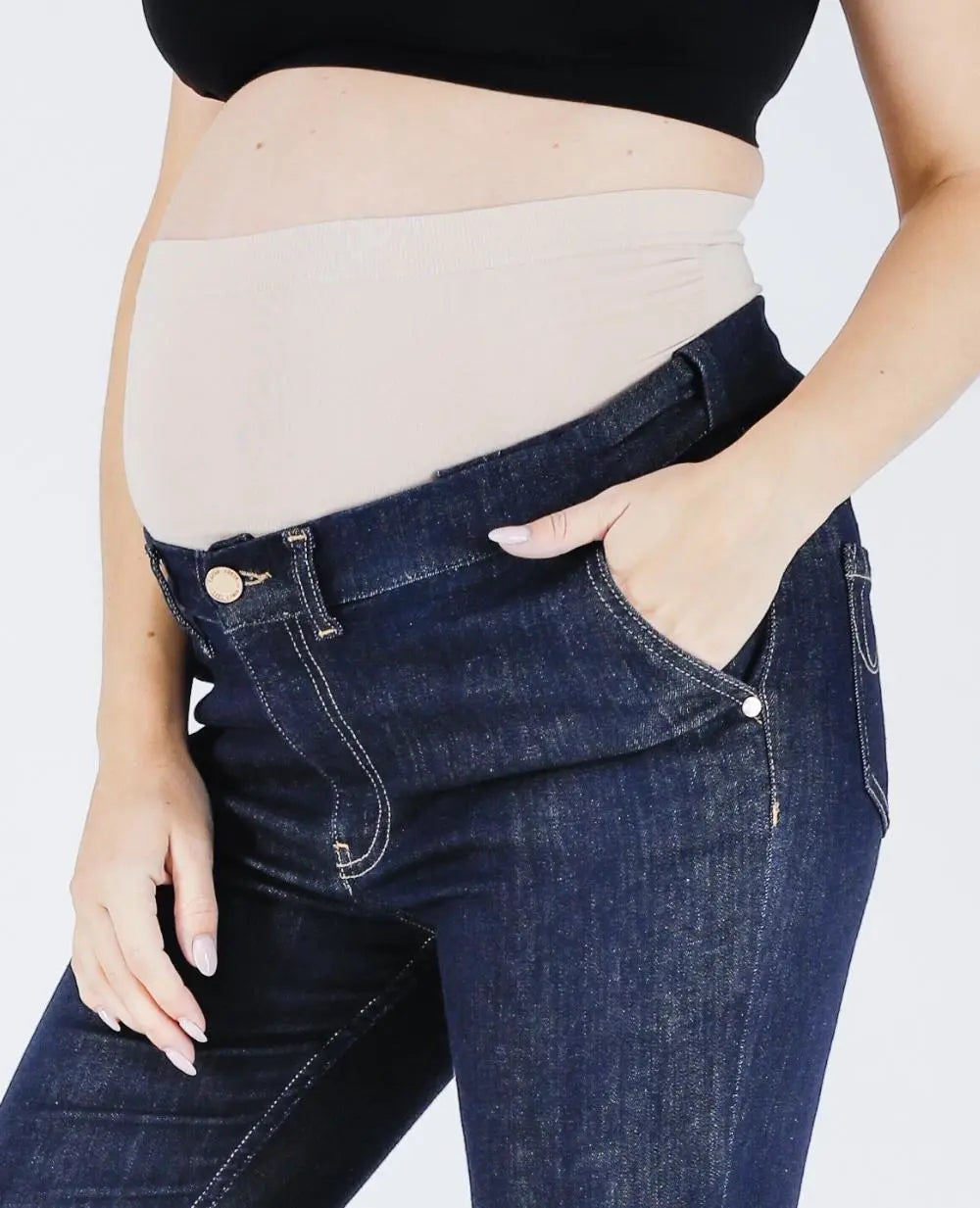 Detailaufnahme Model Babybauch zeigt Bauchband an Blue Jeans