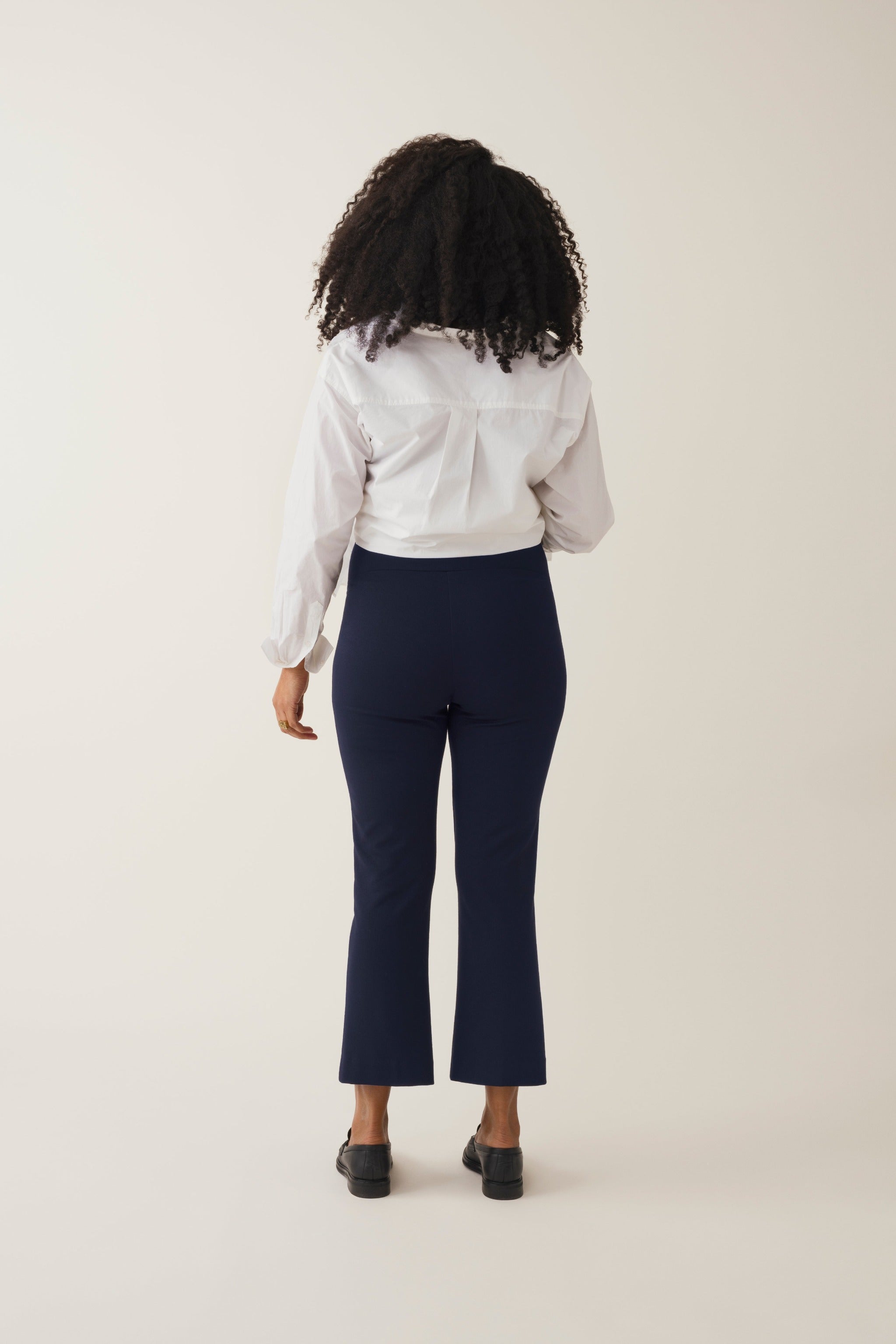 Boob Design Cropped Umstandshose mieten und online kaufen bei Mutterkleid, leicht ausgestelltes Bein, dunkelblau, nachhaltige Materialien