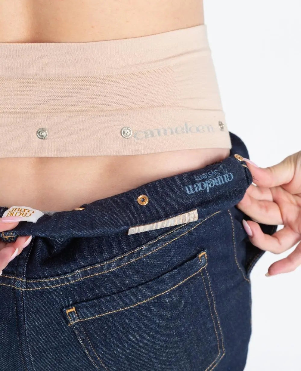 Model zeigt Detailaufnahme Rücken der druckknoepfe bauchband Cache Coeur Jeans