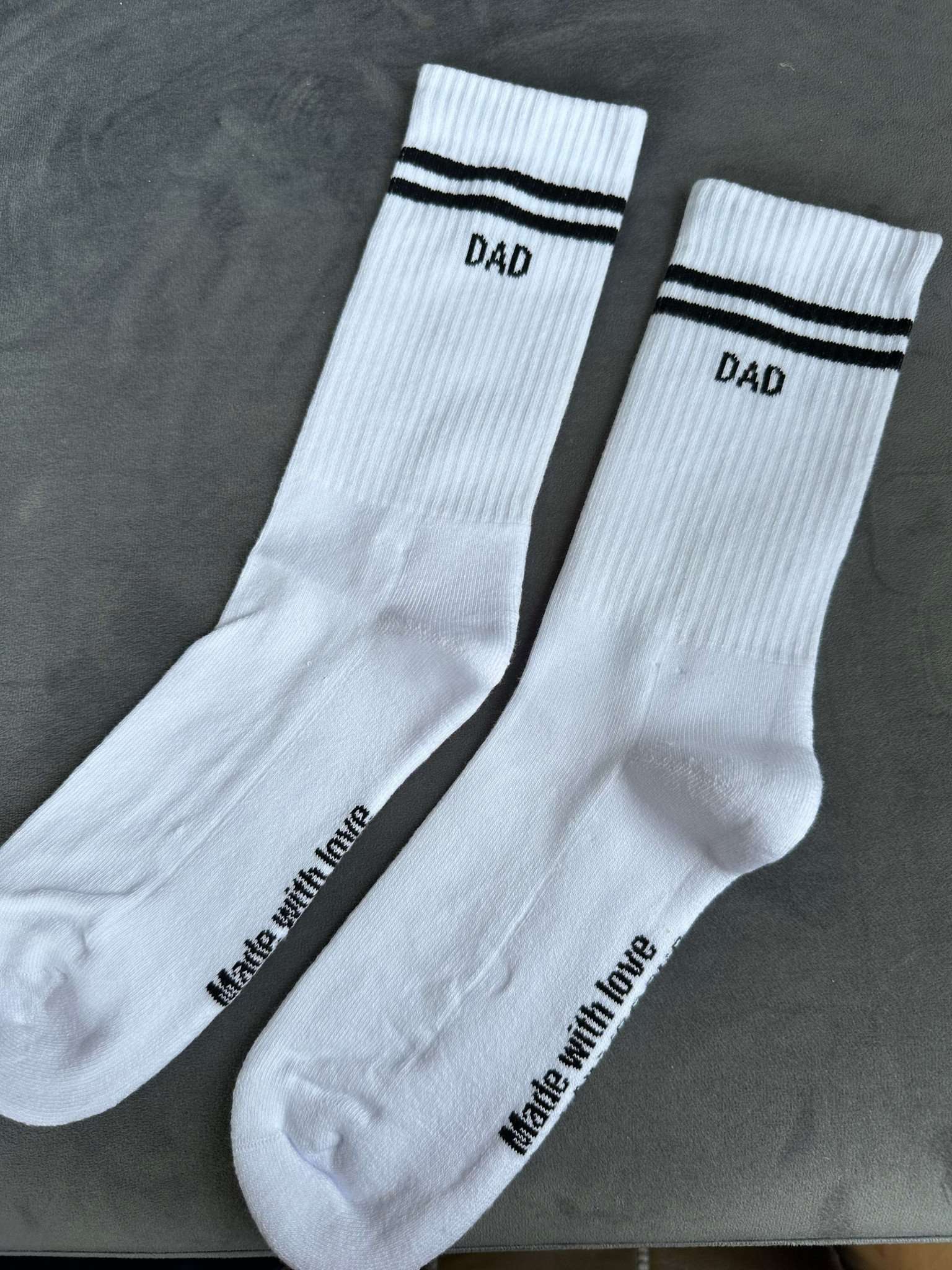 Weiße Tennissocke mit schwarzem DAD Schriftzug