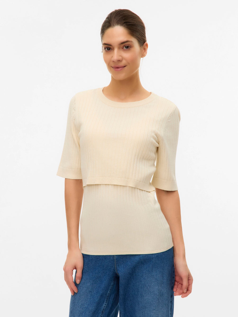 Frau mit Umstands- und Stillshirt von Mamamlicious
