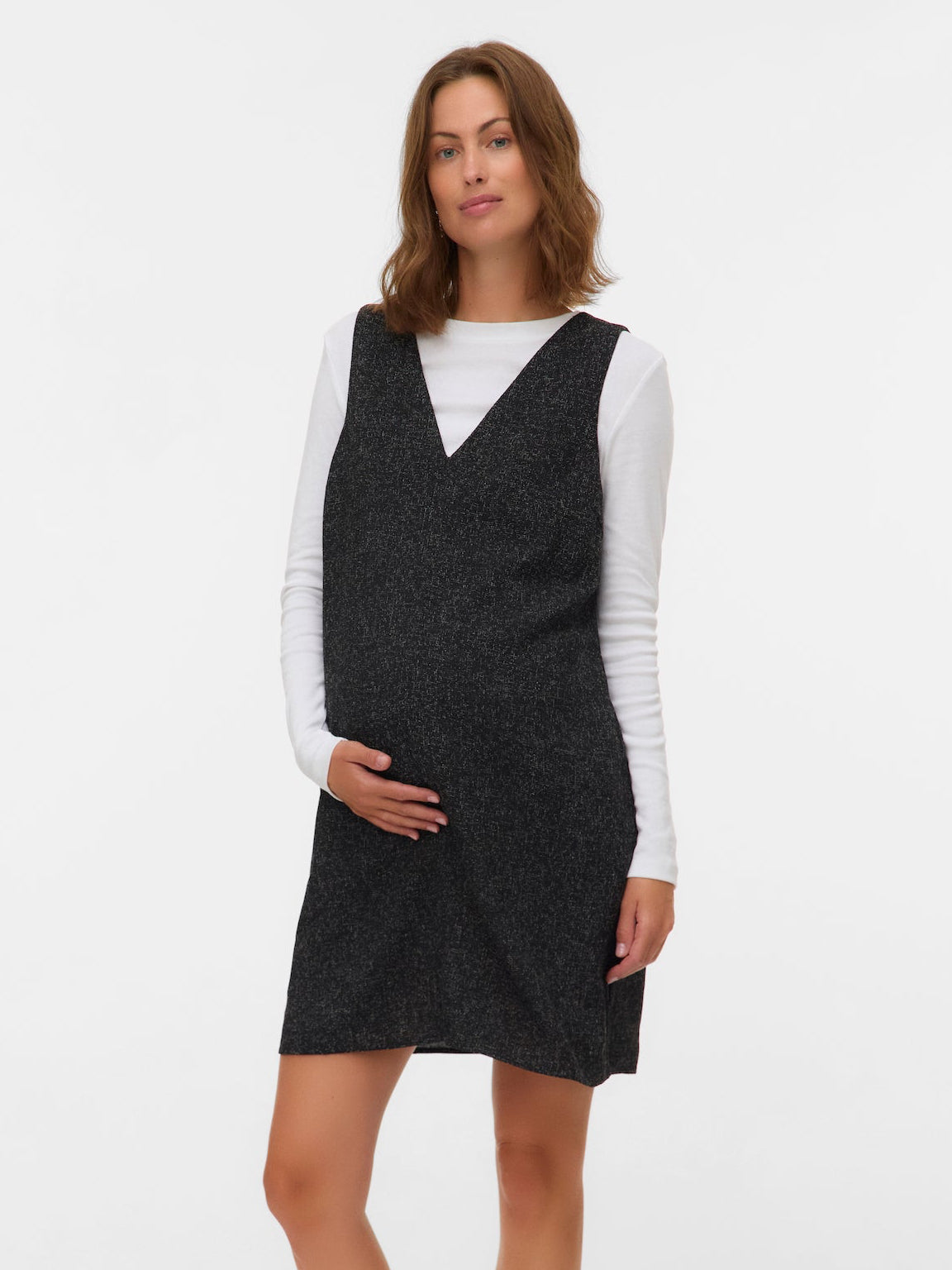 Model trägt Jacquard-Kleid aus Viskose-Mix in schwarz für die Schwangerschaft. Umstandskleid kaufen oder mieten