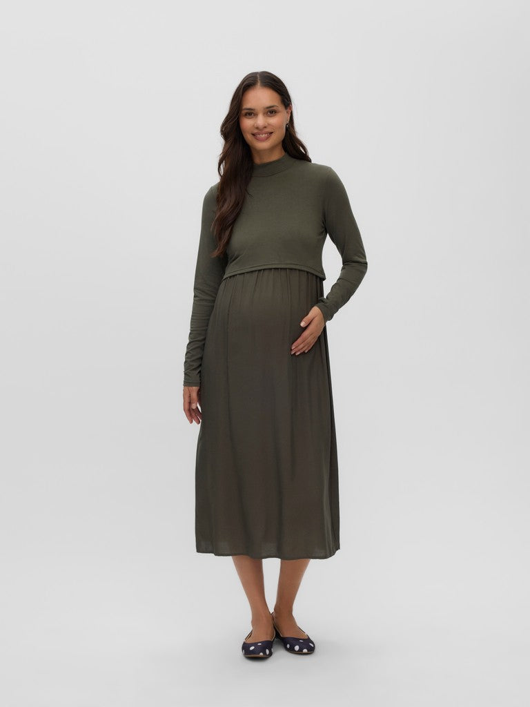 Olivgrünes Umstands- und Stillkleid mit Stehkragen an schwangerem Model