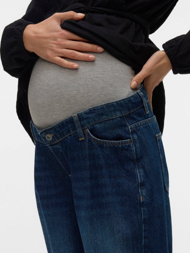 Mamalicious Umstandsjeans mit grauem Bauchband, bequem und stylisch im Barrel Stil. Online kaufen oder mieten bei Mutterkleid.