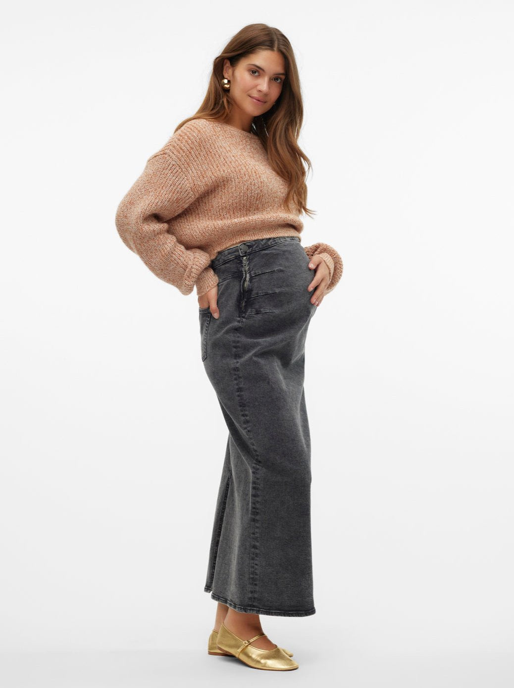 Im Mutterkleid Online Store zu kaufen: Model trägt Schwangerschaftsrock in Maxilänge aus Jeansstoff von Mamalicious im Profil.