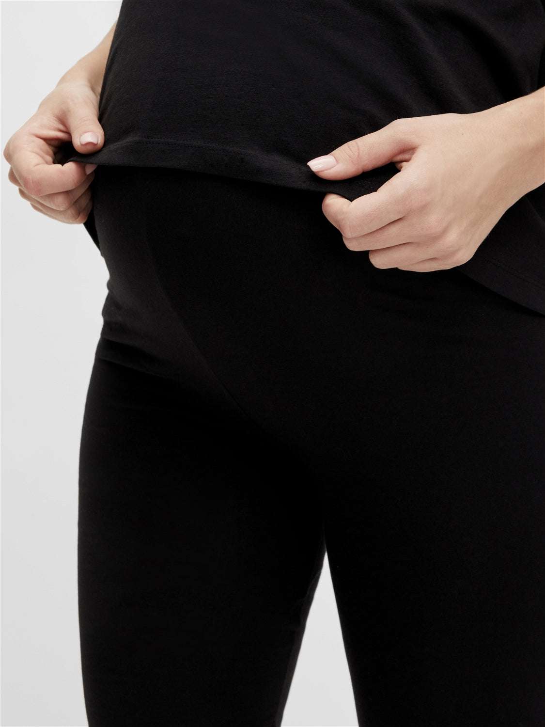 Detailaufnahme der schwarzen Mamalicious Umstandsmode Radlerhose, bei Mutterkleid kaufen oder mieten