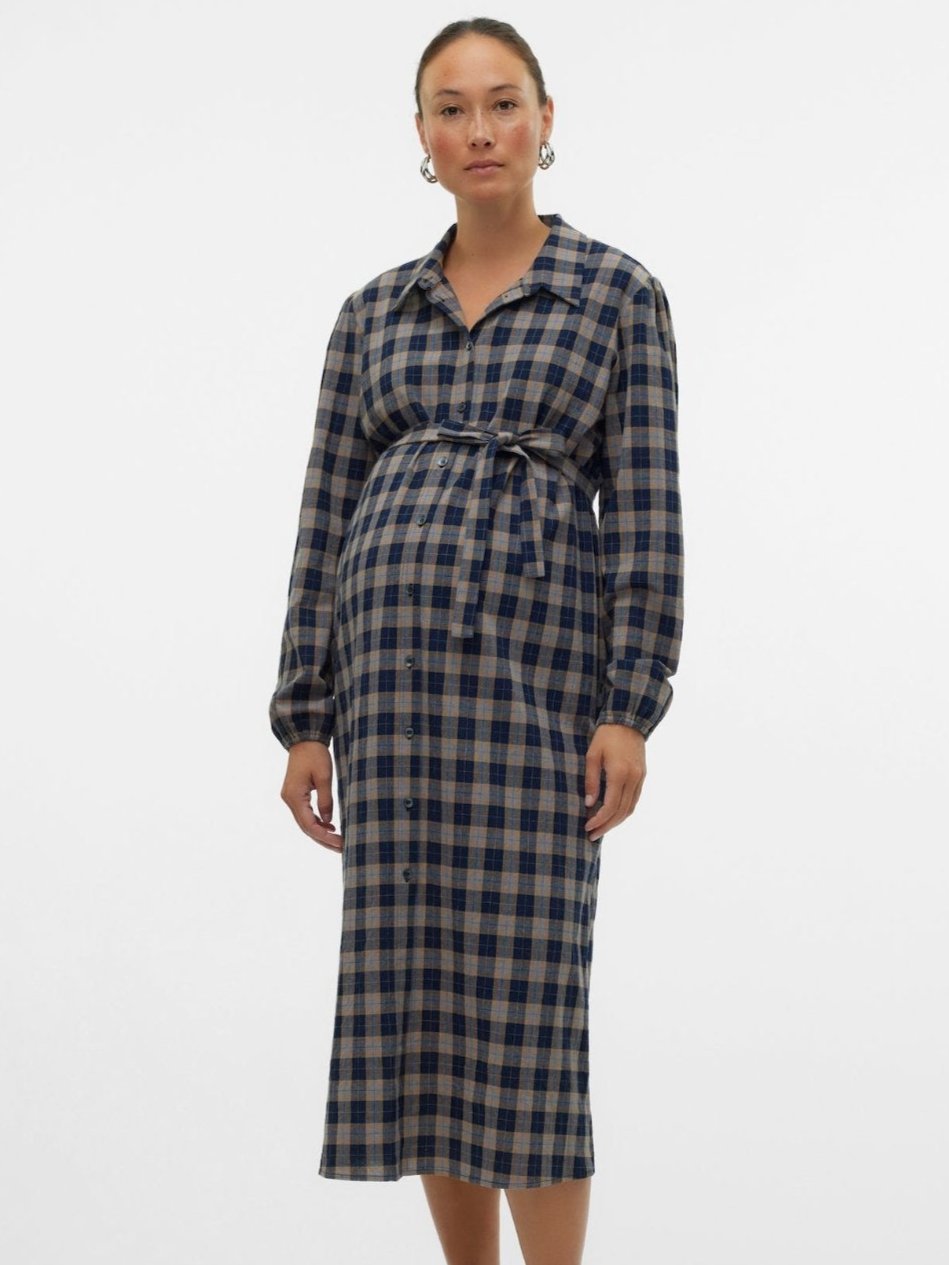 Mamalicious Herbstkleid für Schwangerschaft und Stillkleid mit Karomuster gezeigt am Model vorne. Online mieten und kaufen bei Mutterkleid.