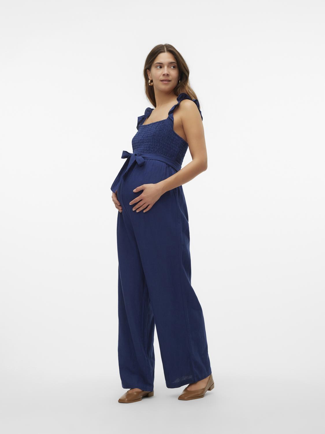 Bei Mutterkleid online: Mamalicious Jumpsuit in dunkelblau, mit Gürtel und Raffung.