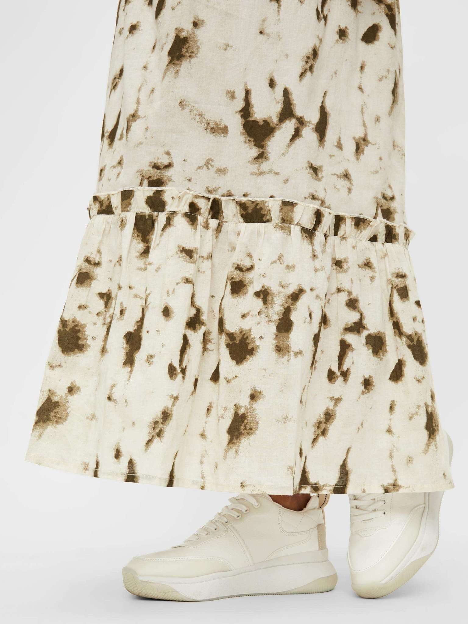 Mamalicious Maxi Umstandsrock in Detailansicht, abgesteckter Saum im Tie-Dye Muster. Bei Mutterkleid mieten oder kaufen