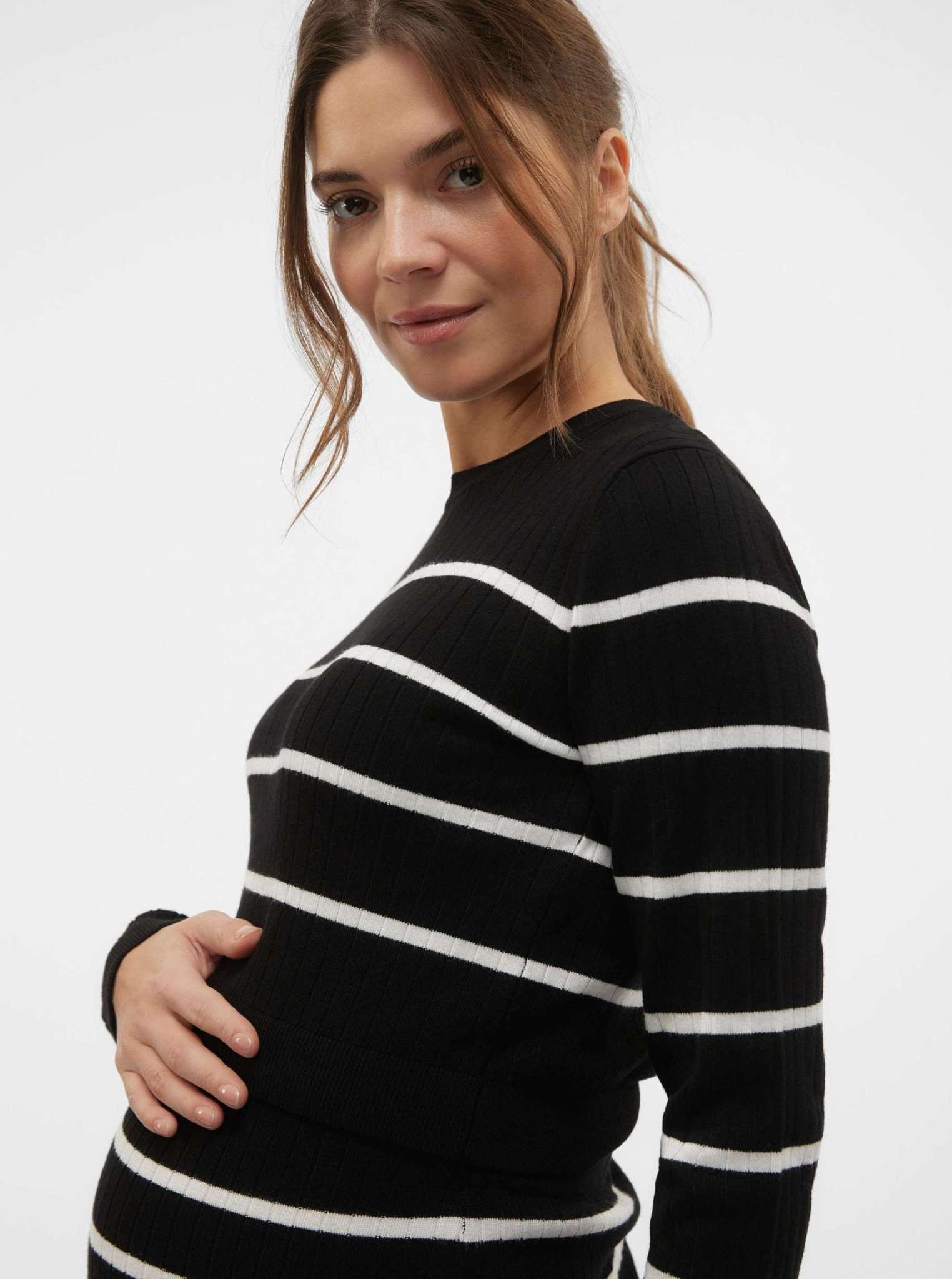 Mamalicious Cropped Umstandstop Umstandspullover mit Rundhalsausschnitt in Profilansicht, bei Mutterkleid einkaufen.