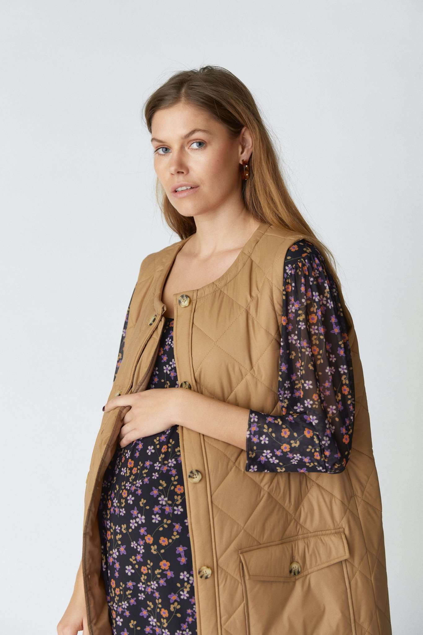 Mamalicious Weste, gesteppt und mit Seitentaschen, für deine Schwangerschaft. Bei Mutterkleid einkaufen oder mieten.