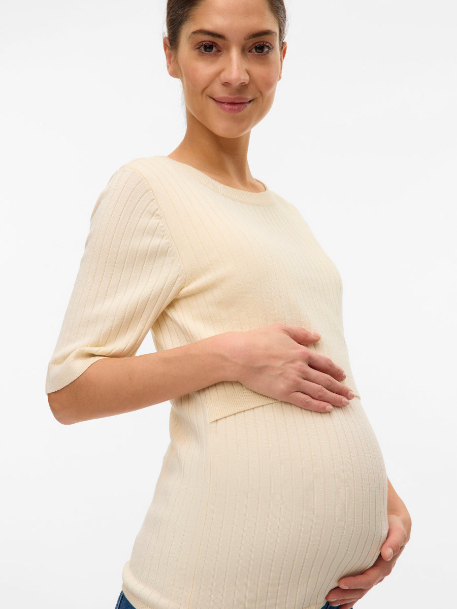 Schwangere Frau mit Umstands- und Stillshirt von Mamalicious. Miete oder kaufe bei Mutterkleid