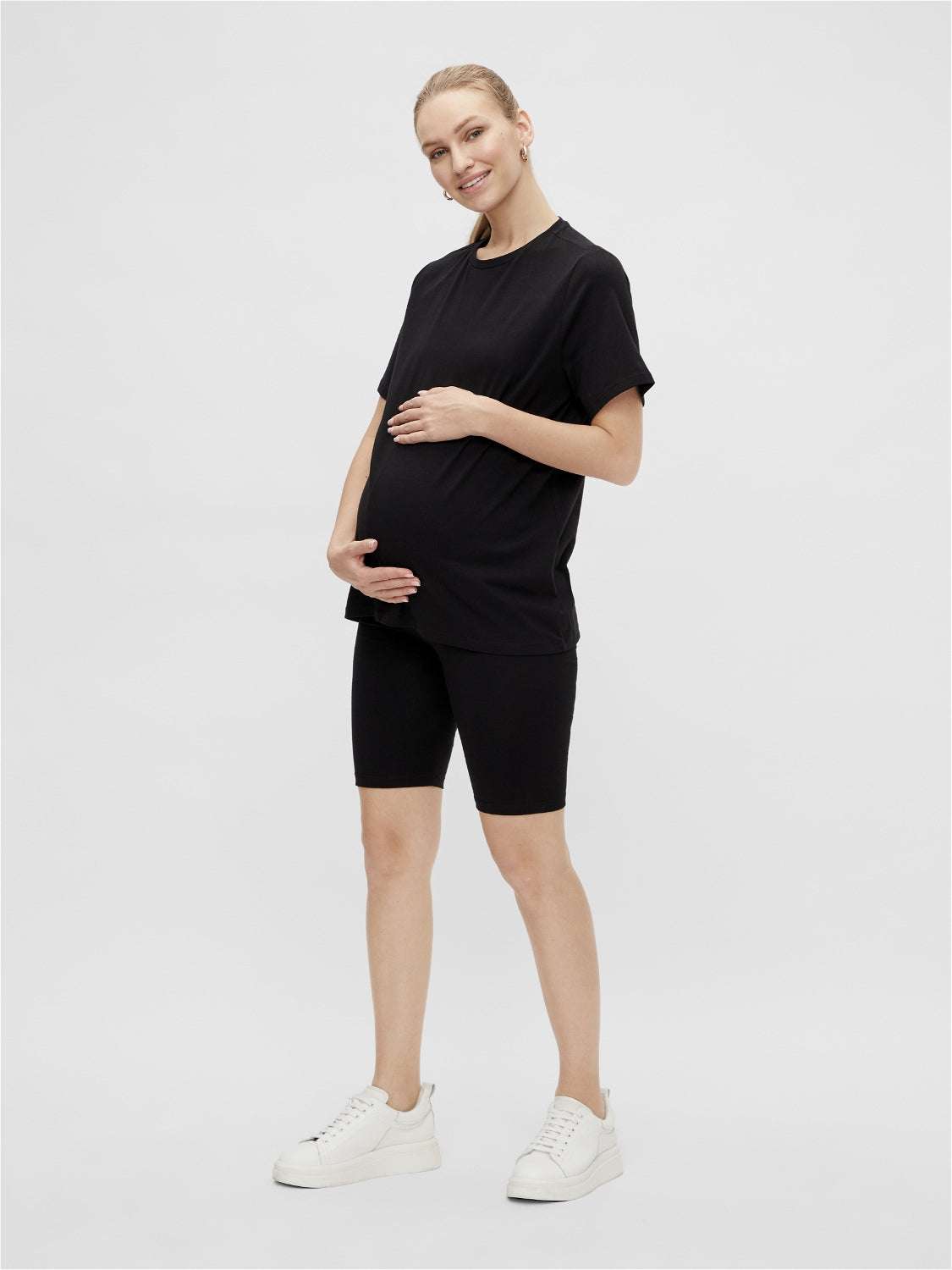Model zeigt schwarzes Kombi Set aus TShirt und Radlerhose von Mamalicious. Bei Mutterkleid online einkaufen!