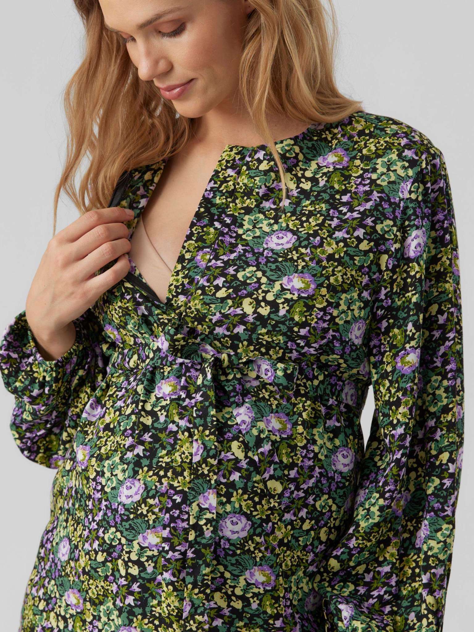 Mamalicious Umstandsbluse Stillbluse in Nahaufnahme online kaufen und mieten bei Mutterkleid, Ecovero Viskose, Reißverschluss vorne zum entspannten Stillen, Allover Blumenprint auf schwarz, langer Arm