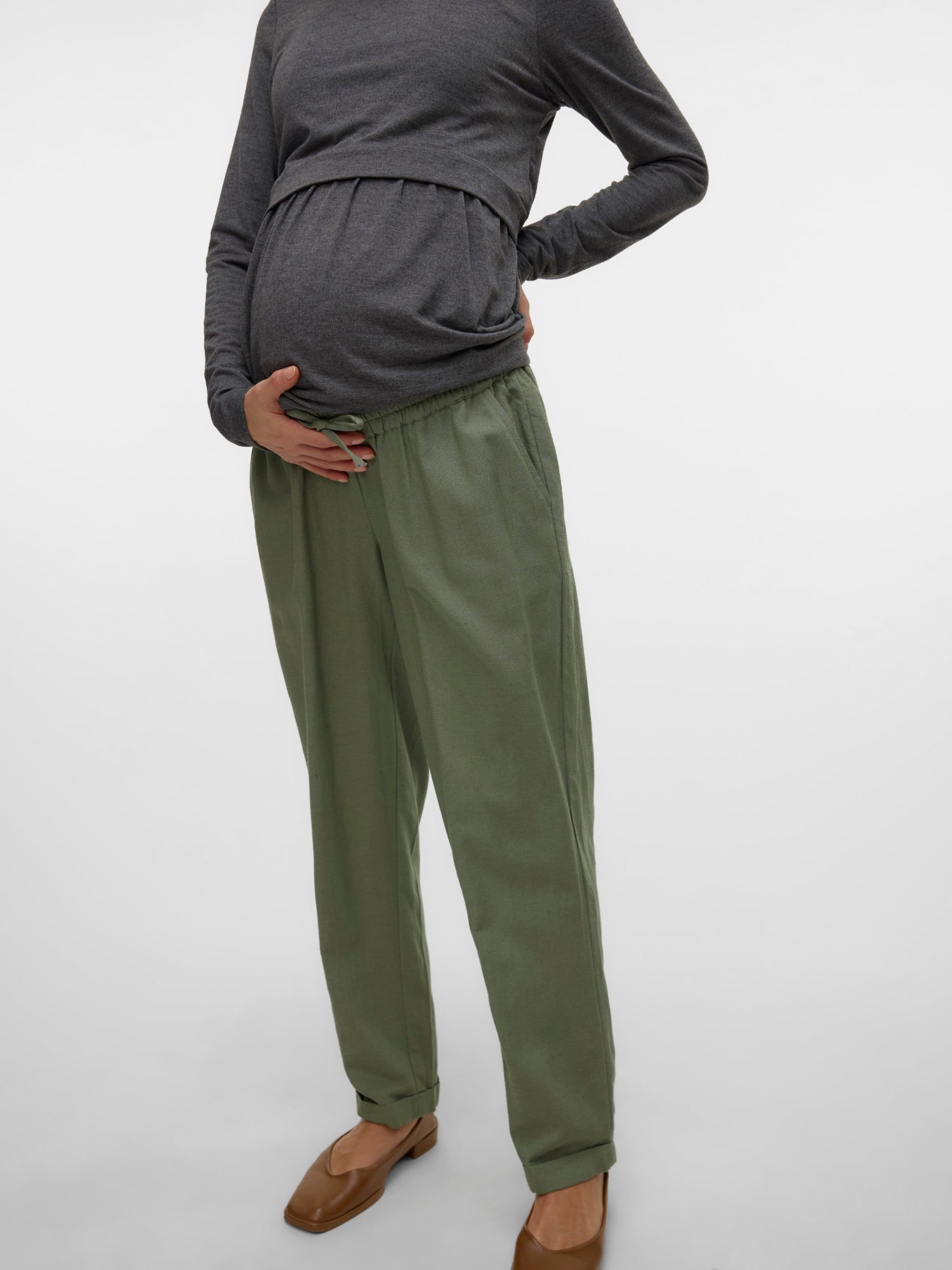 Modell mit Babybauch Umstandshose in oliv mit Unterbauchband mieten oder kaufen bei Mutterkleid