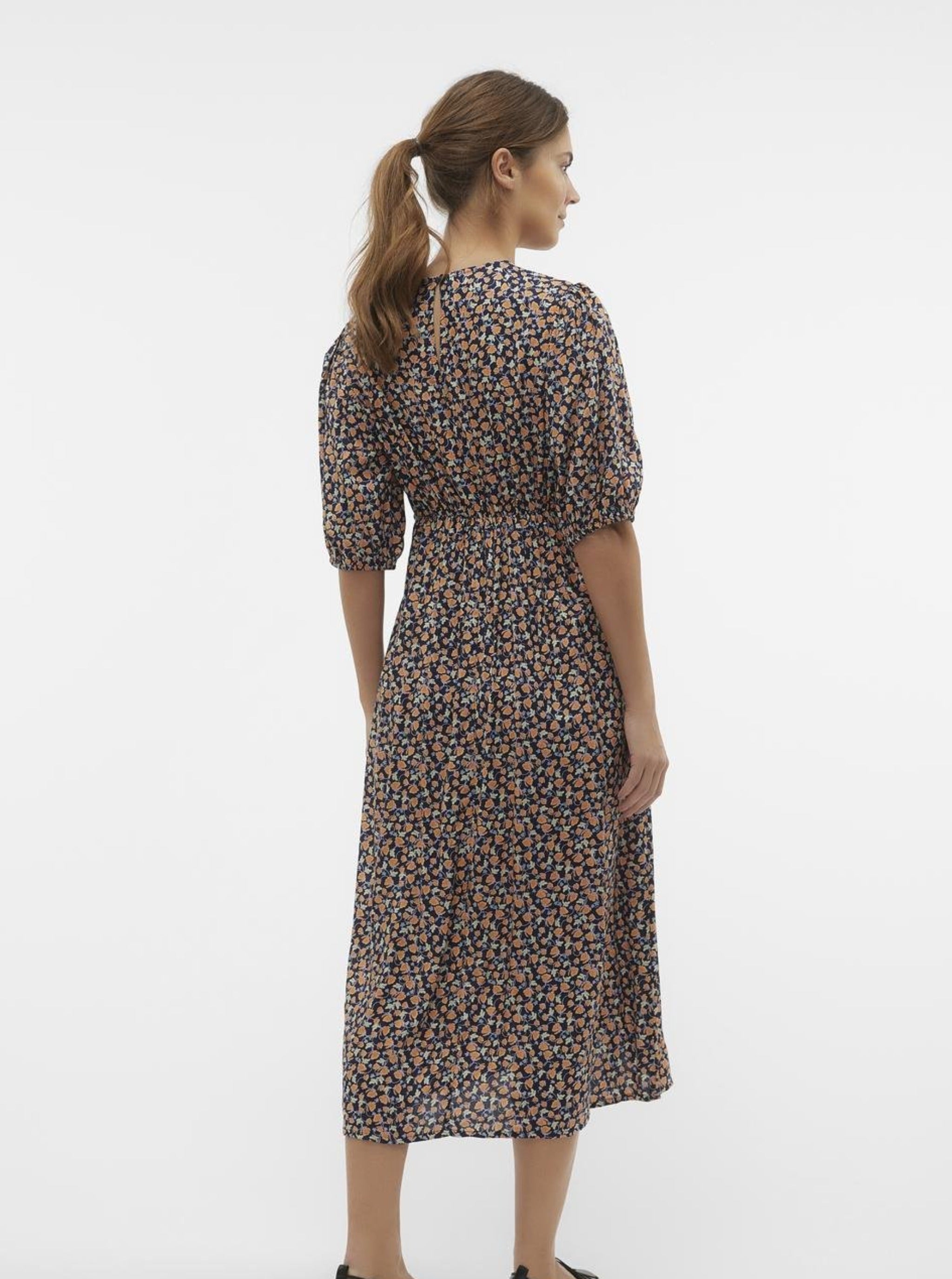 Mamalicious Schwangerschaftskleid im orange weiss schwarzen Blumenmuster mieten oder kaufen bei Mutterkleid. Midilänge und Kurzarm