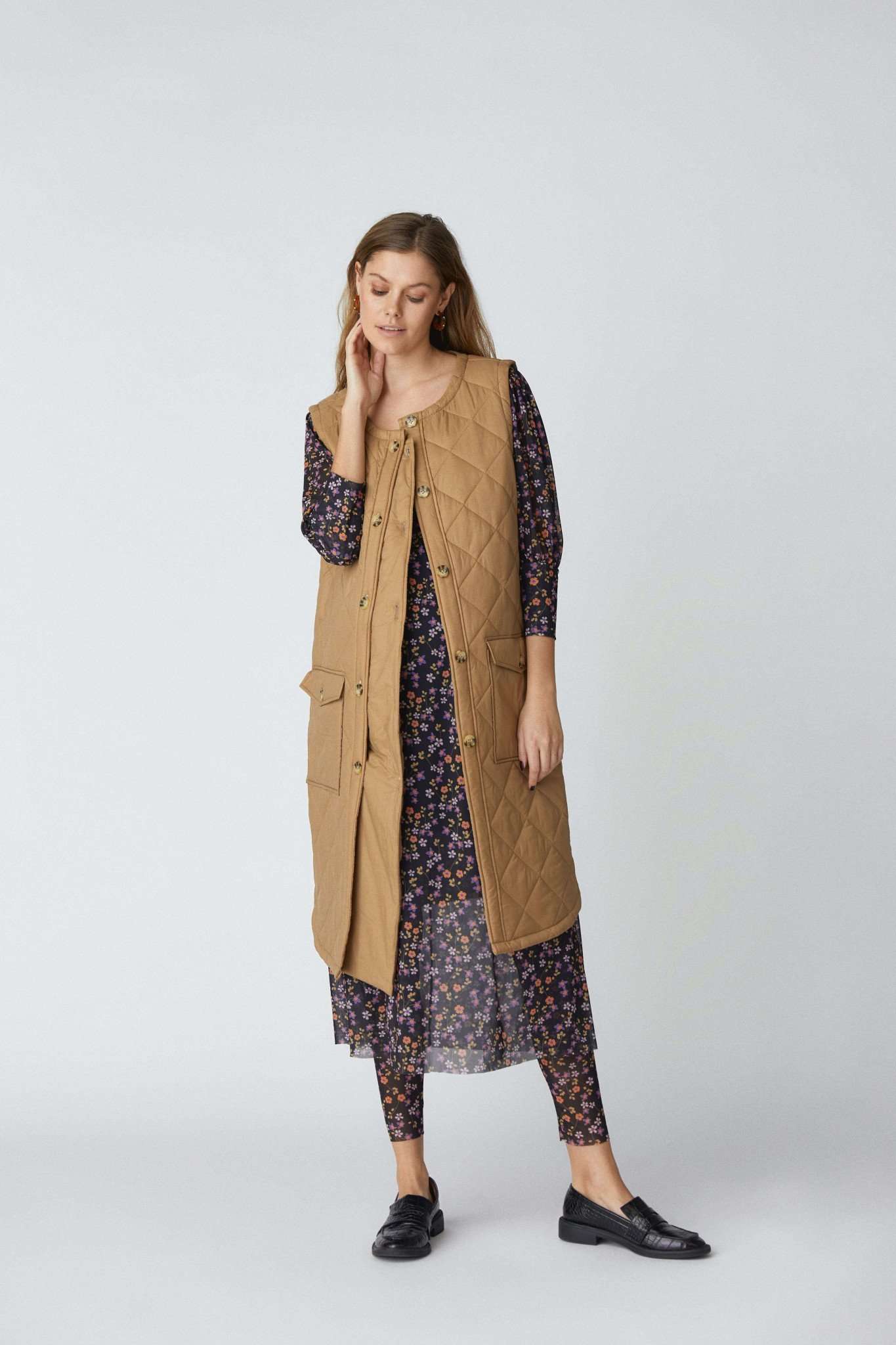 Bequeme Mamalicious Steppweste bis zum Knie für deine Schwangerschaft in der Vorderansicht. Bei Mutterkleid kaufen oder mieten.