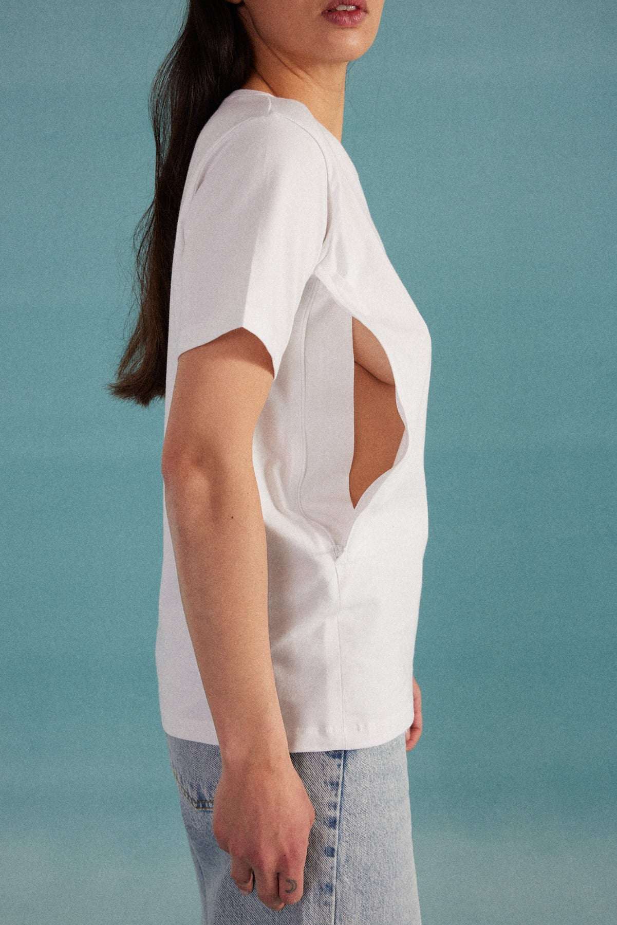 Seitlicher Zugang zur Brust mit einem eingenähten Reißverschluss in einem weißen Stillshirt mit kurzem Arm