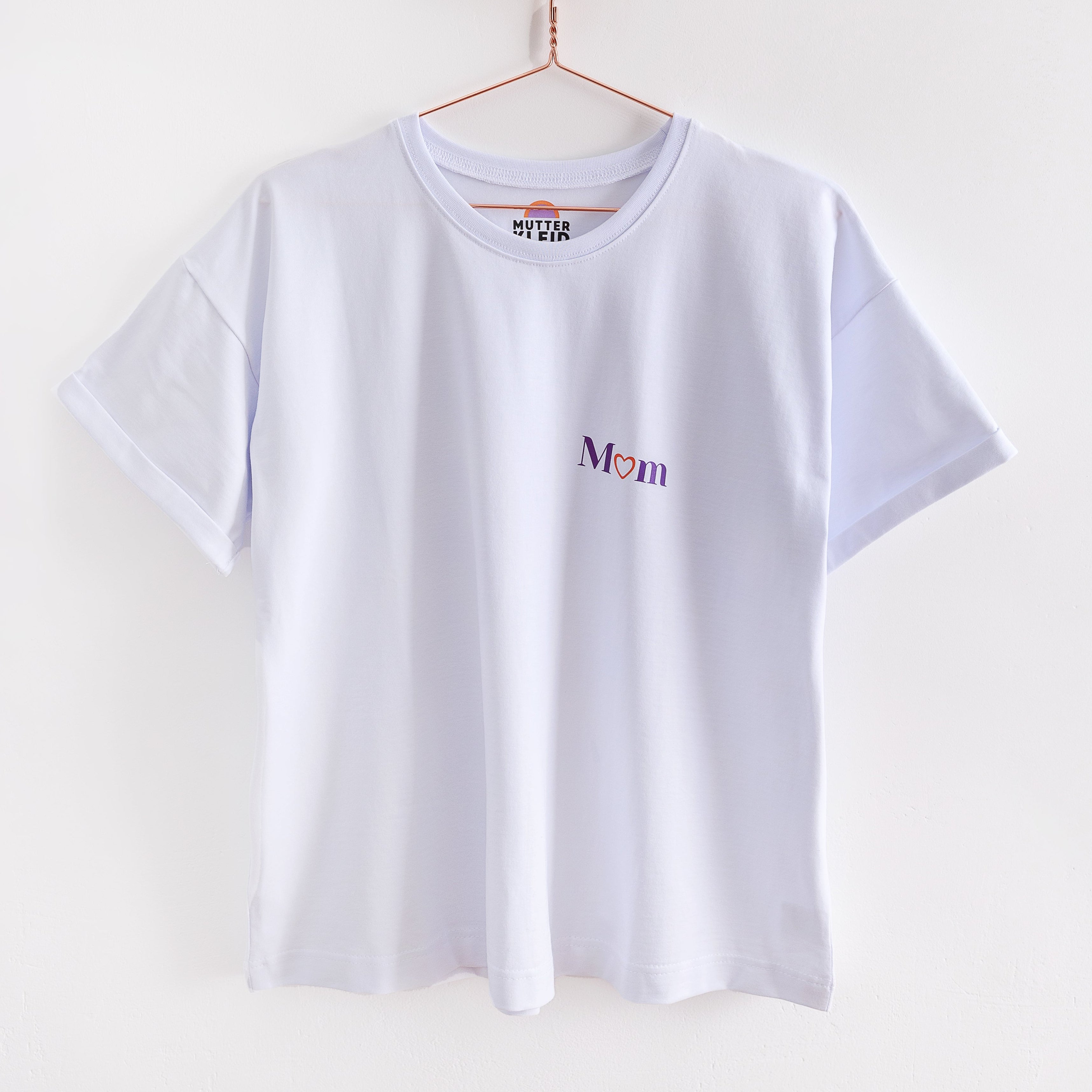 Mutterkleid Umstands- und Still T-Shirt weiß hängt am Kleiderbügel - mieten oder kaufen mit Mom Print vorne, schlichtem Design