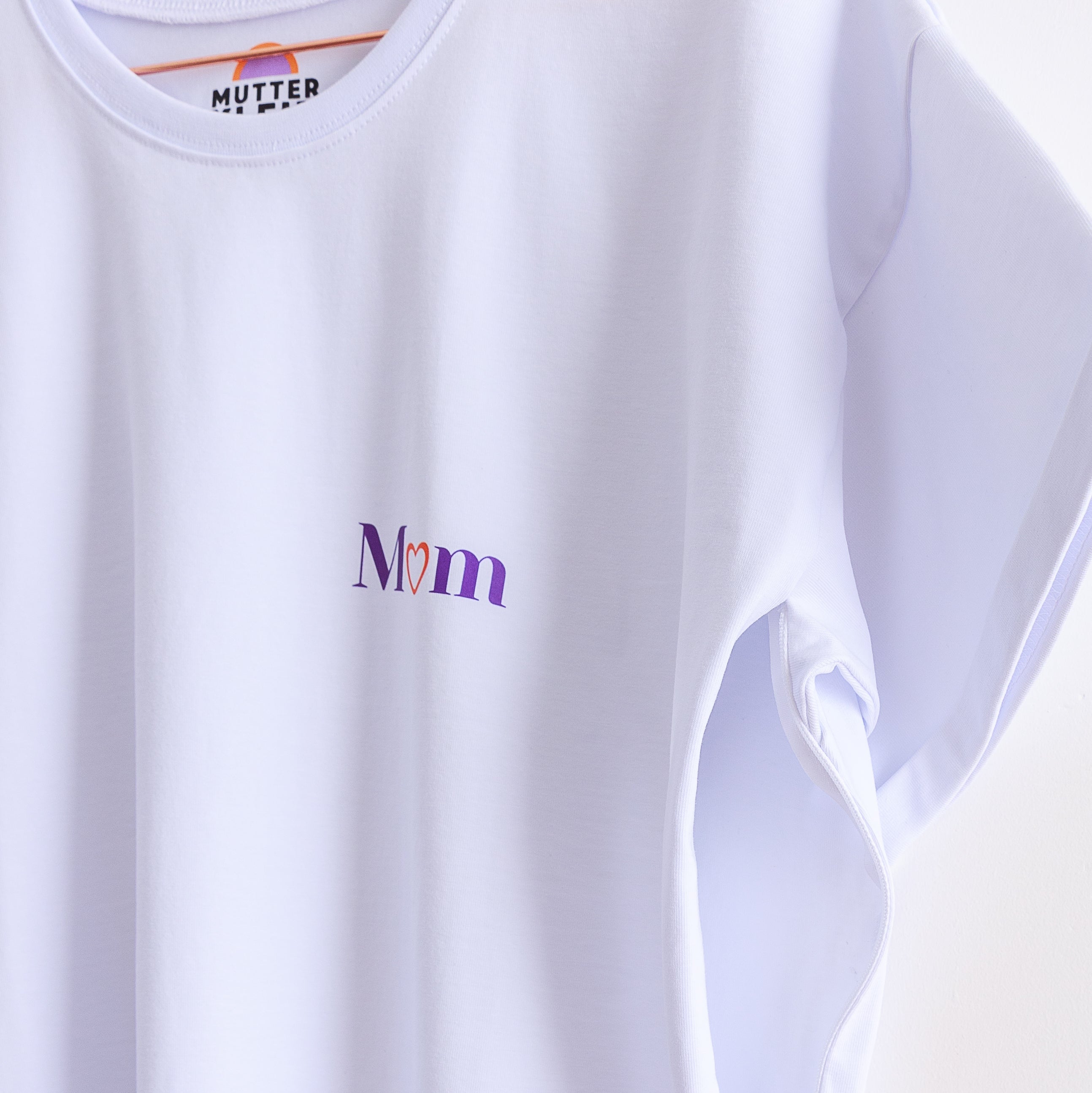 Verdeckte Stillöffnung mit Reißverschlüssen und Mom Print über der Brust - Oversize Schnitt des Still und Umstands T-Shirts