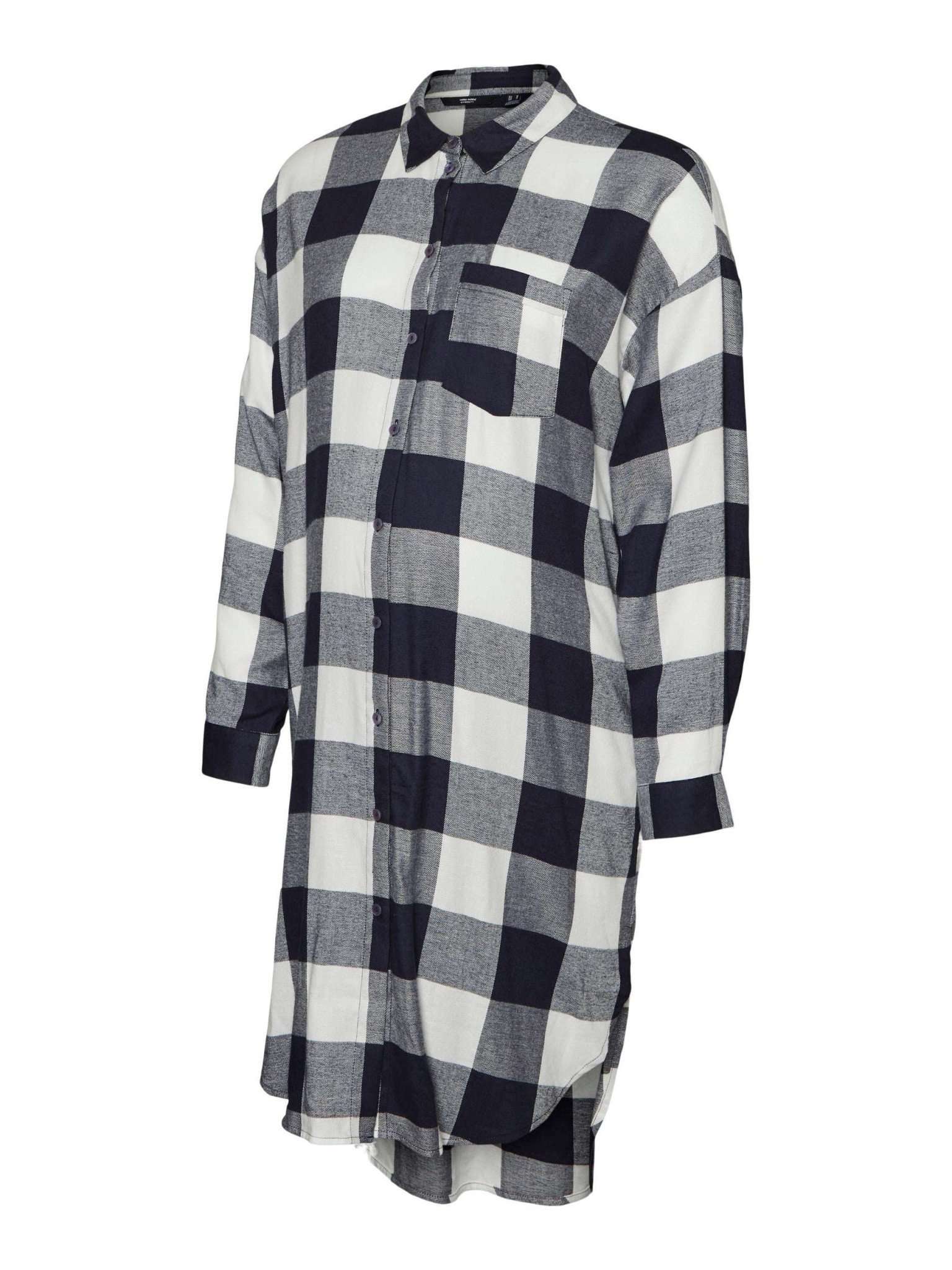 Freigestelltes Modell des langen VERO MODA MATERNITY Umstandshemd mit Karo Design in navy aus Bio-Baumwolle und Viskose.Bei Mutterkleid kaufen oder mieten.