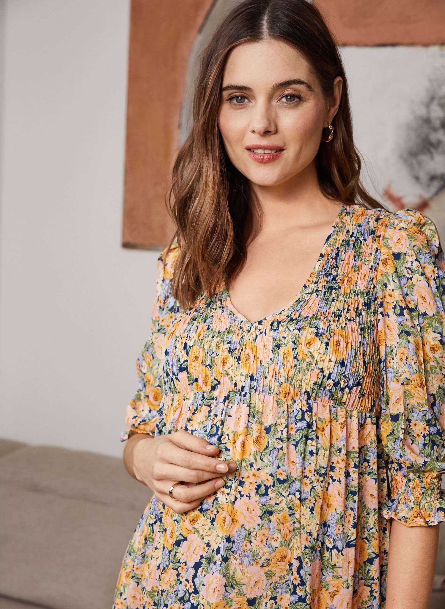 Geblümtes Isabella Oliver Umstandskleid aus LENZING™ ECOVERO™ Viskose bei Mutterkleid monatlich mieten oder online kaufen, gesmoktes Oberteil, Eingrifftaschen, mehrfarbig