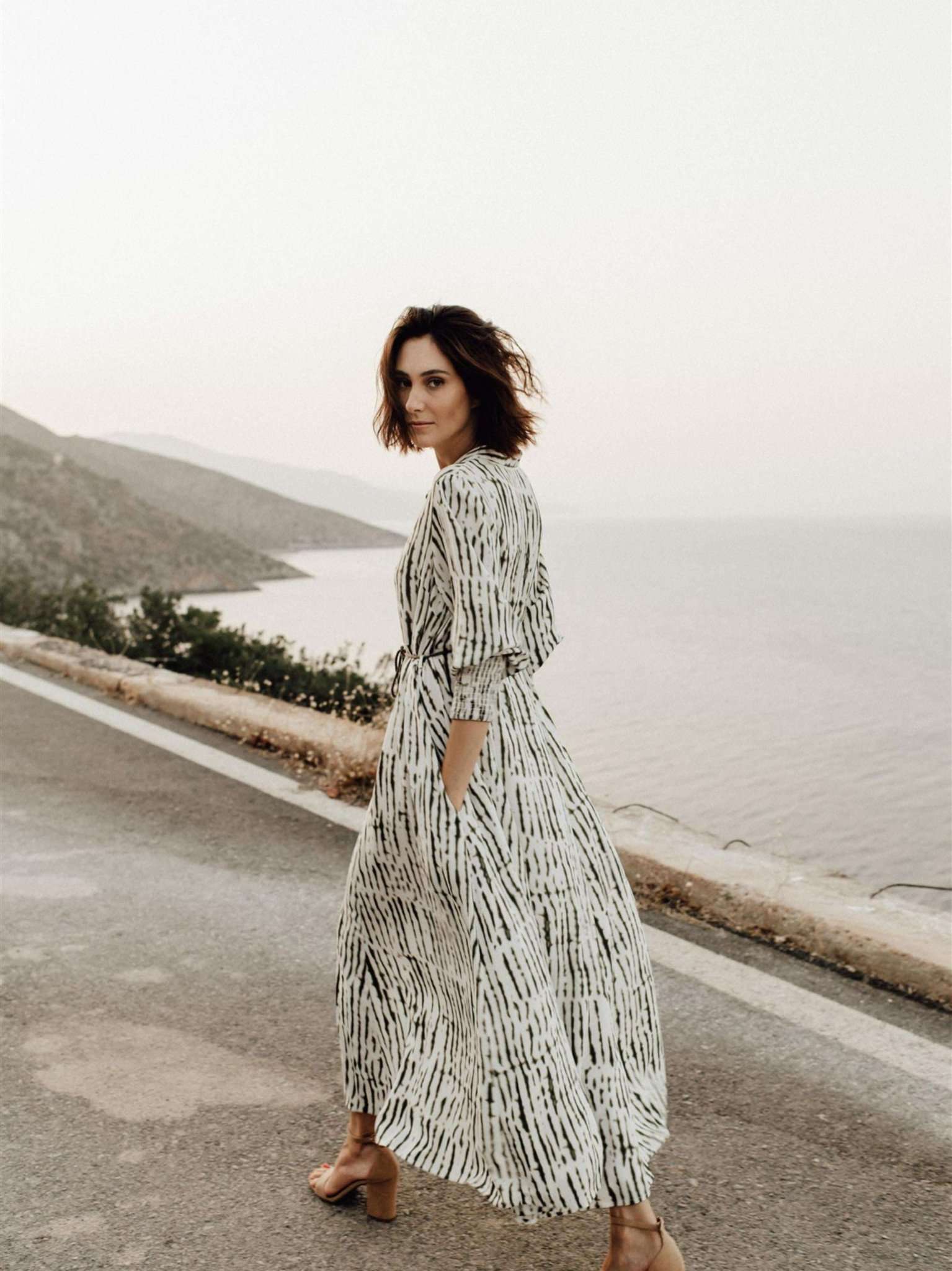 Maxi-Umstandskleid von Mara Mea in creme mit langem Arm aus Viskose Tie-Dye Print bei Mutterkleid mieten oder online kaufen