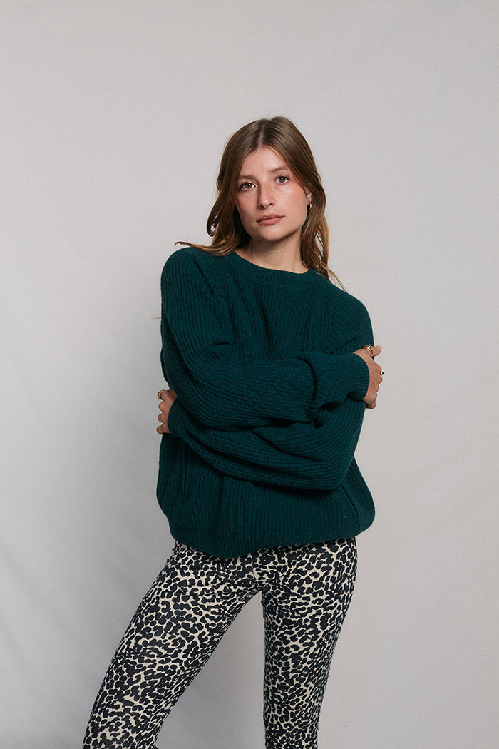 Vordere Ansicht des dunkelgrünen Strickpullover zum Stillen mit Reißverschlüssen an der Seite von Tajinebabane, bei Mutterkleid online kaufen oder günstig mieten.