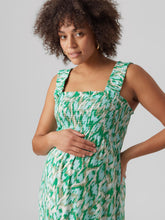 Lade das Bild in den Galerie-Viewer, Vero Moda Maternity Umstandskleid online kaufen und mieten bei Mutterkleid Freizeitkleid für die Schwangerschaft grüner Allover Print ohne Arm aus ECOVERO Viskose mit Smokverarbeitung im Brustbereich
