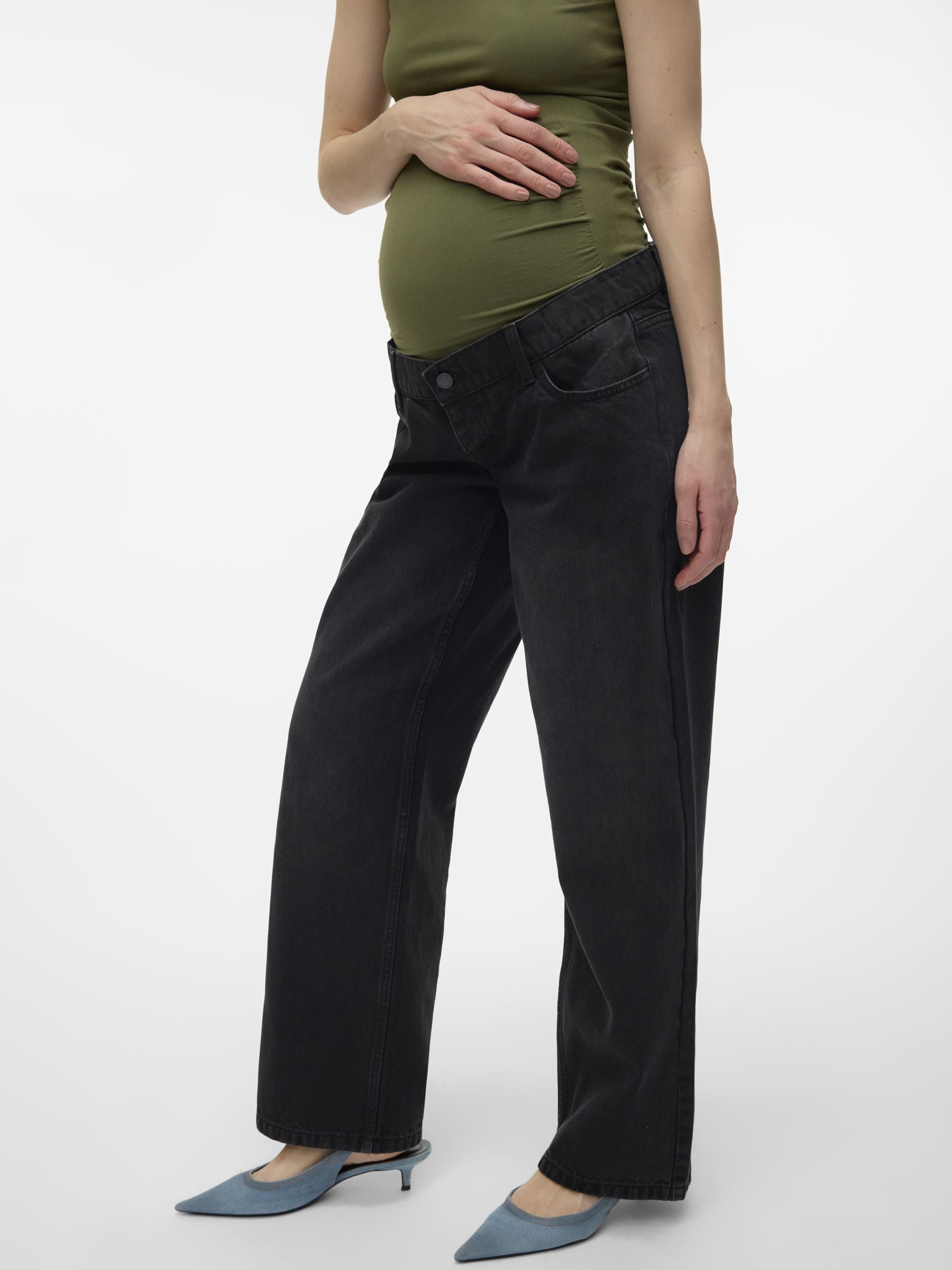 Umstandsjeans in schwarz kombiniert mit grünem Umstandsshirt
