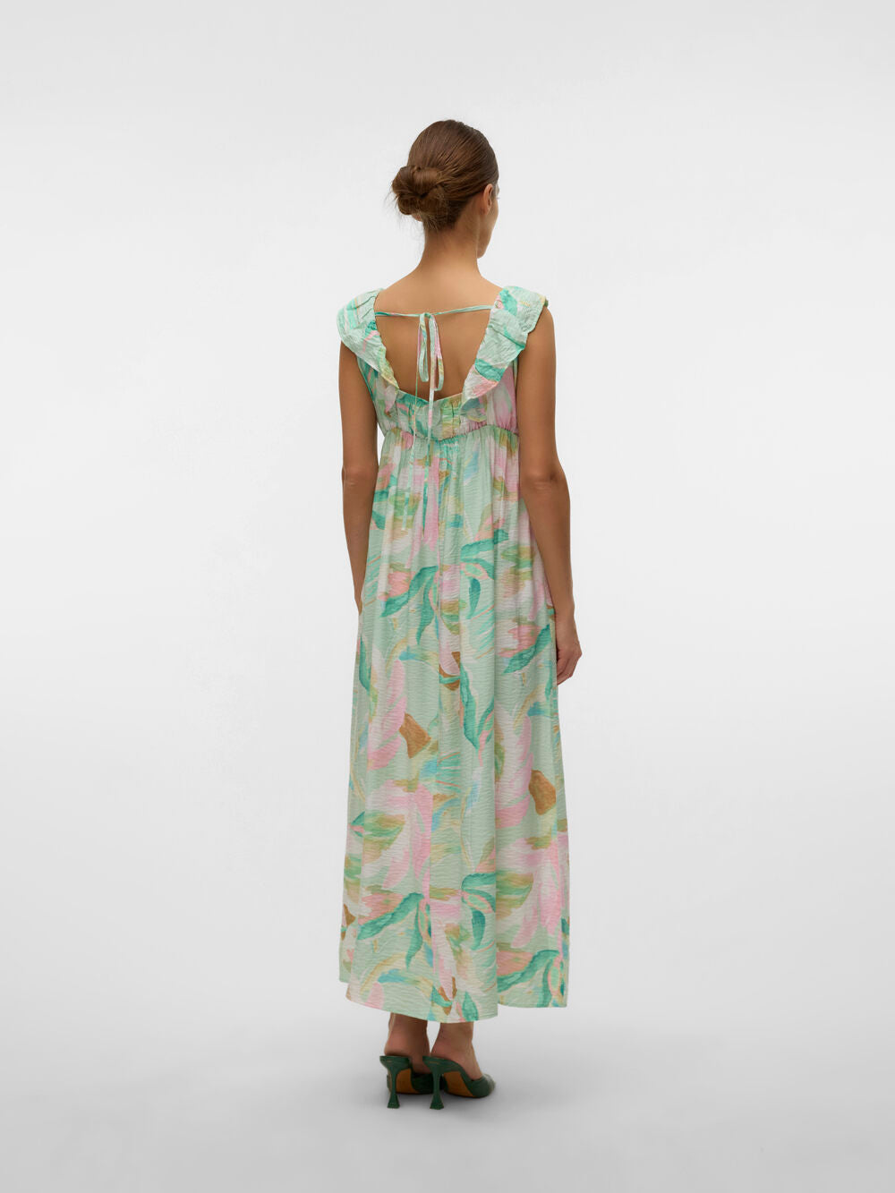 Ganzkörperaufnahme des Models von hinten in dem Vero Moda Maternity Umstandskleid Maxilänge. Bei Mutterkleid kaufen oder mieten