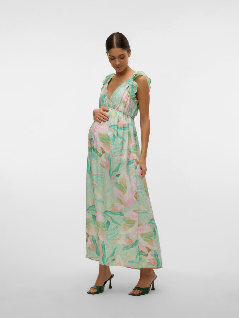 Model guckt auf das Vero Moda Maternity Umstandskleid runter, bei Mutterkleid kaufen oder mieten