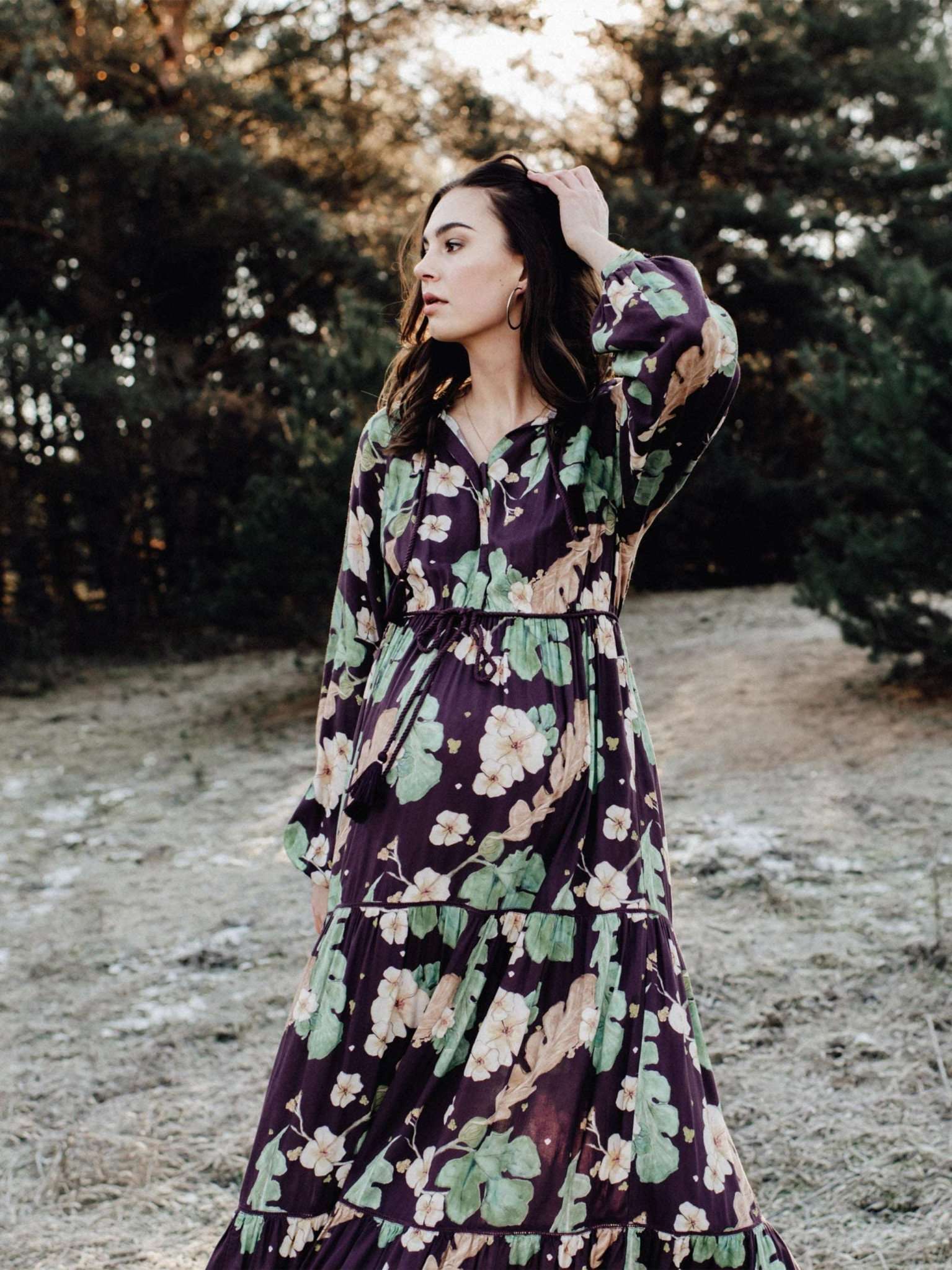 Mara Mea Maxikleid bei Mutterkleid mieten floraler Print für Schwangerschaft und Stillzeit aubergine