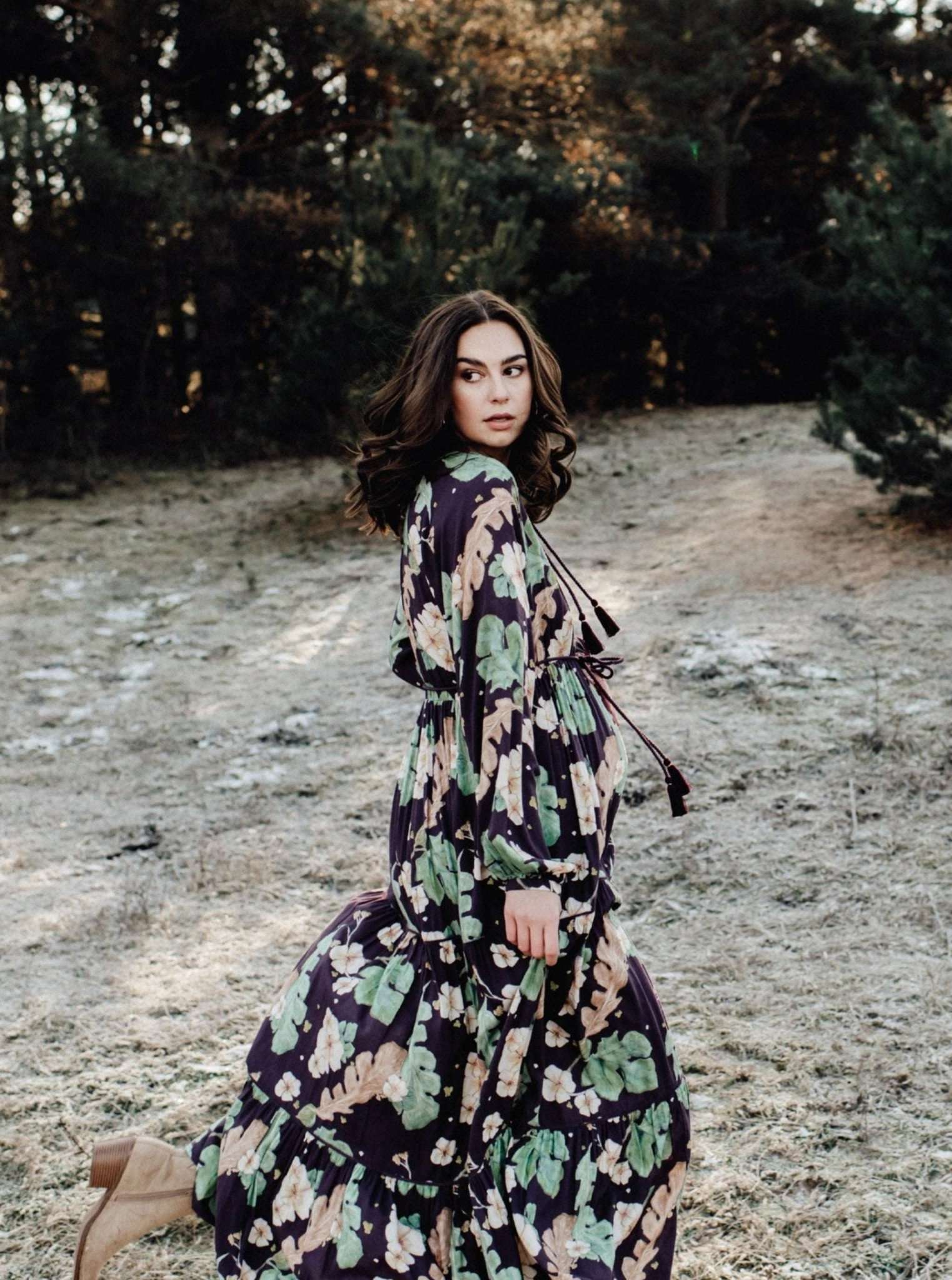 Mara Mea Kleid in Maxilänge mit langem Arm bei Mutterkleid kaufen oder mieten für den besonderen Anlass Hochzeit Party Feiern. Aus Viskose mit auberginefarbenen Blumenprint