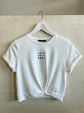 Lade das Bild in den Galerie-Viewer, Mara Mea Umstands-T-Shirt, weiß, LOVE Stickerei, kurze fixierte Ärmelaufschläge, Bio-Baumwolle online kaufen und leihen bei Mutterkleid
