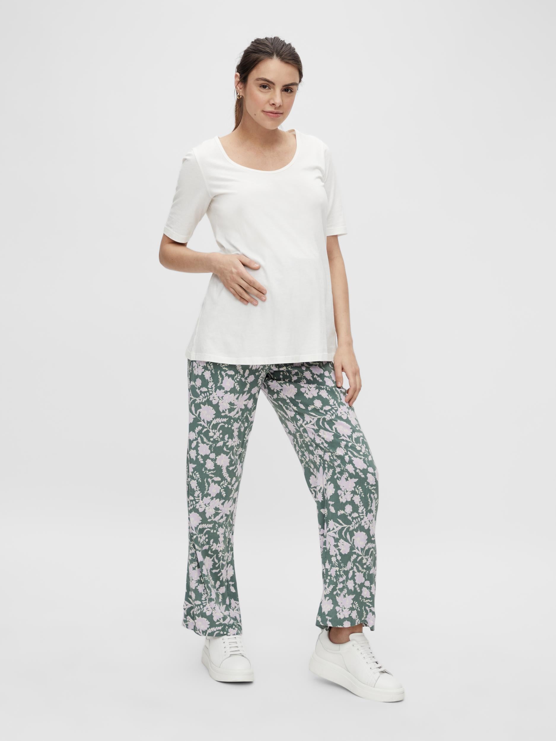 Umstandshose aus Viskose in grün mit fliederfarbenen Blumenprint von Mamalicious online kaufen oder monatlich mieten bei Mutterkleid