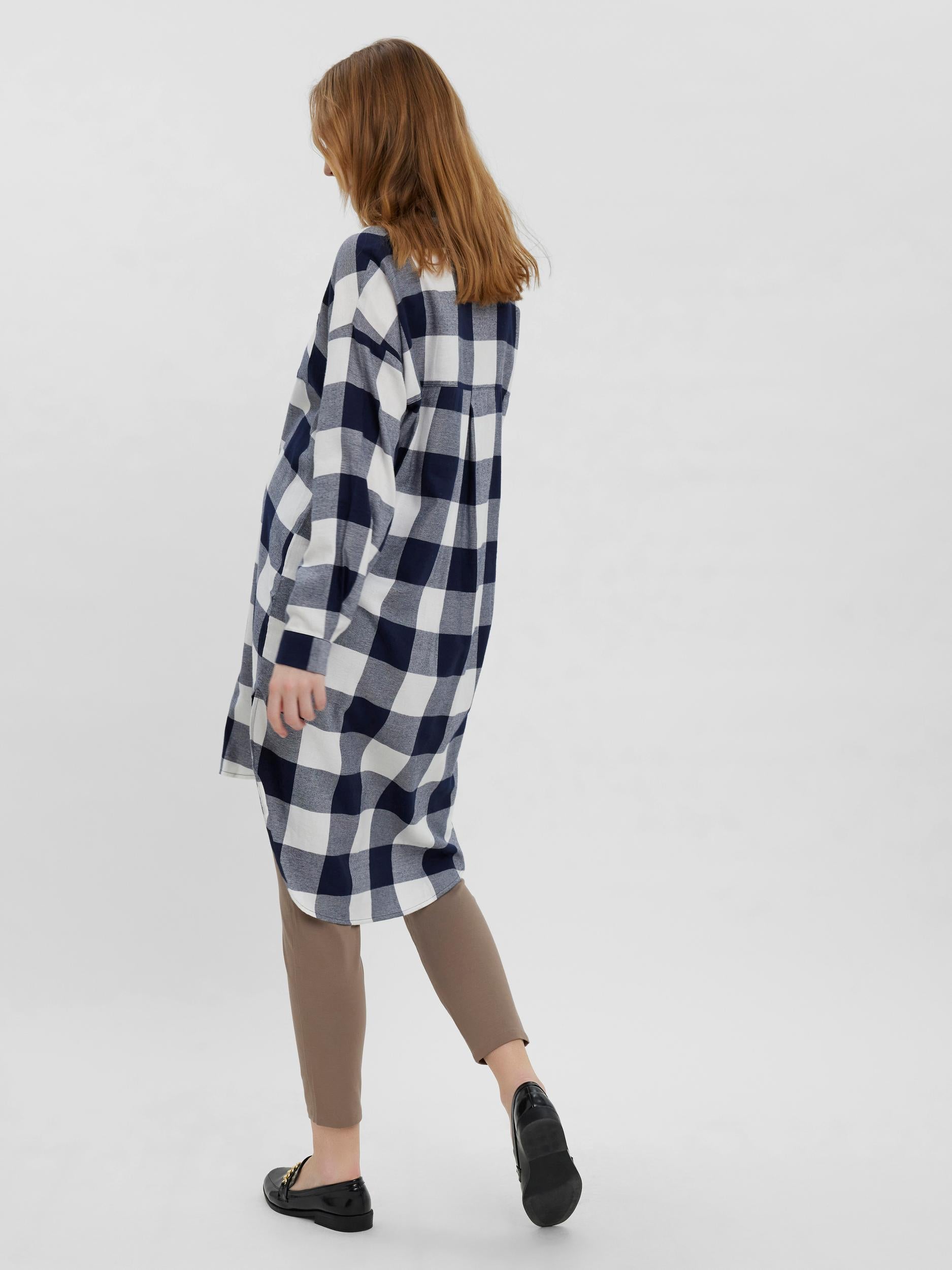 Ansicht von hinten - VERO MODA MATERNITY Karo Umstandshemd knielang in navy zum Knöpfen und Patenttasche auf der Brust mit Bio-Baumwolle. Im Mutterkleid Online Store kaufen oder mieten