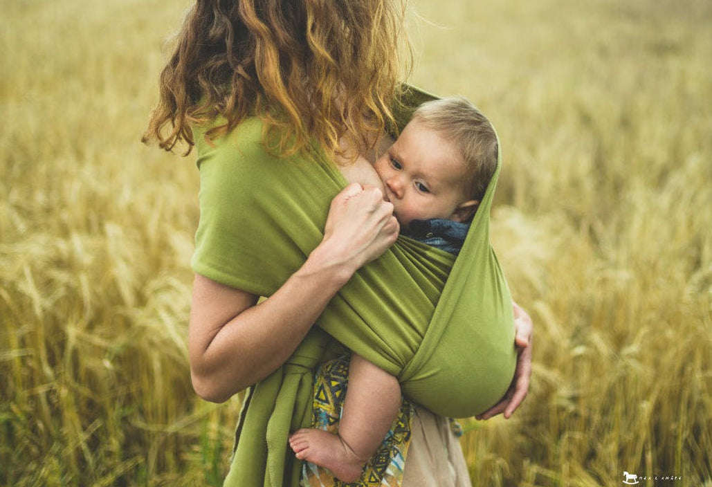 Mutterkleid Blog Baby richtig tragen im Tragetuch und Babys im Tragetuch stillen