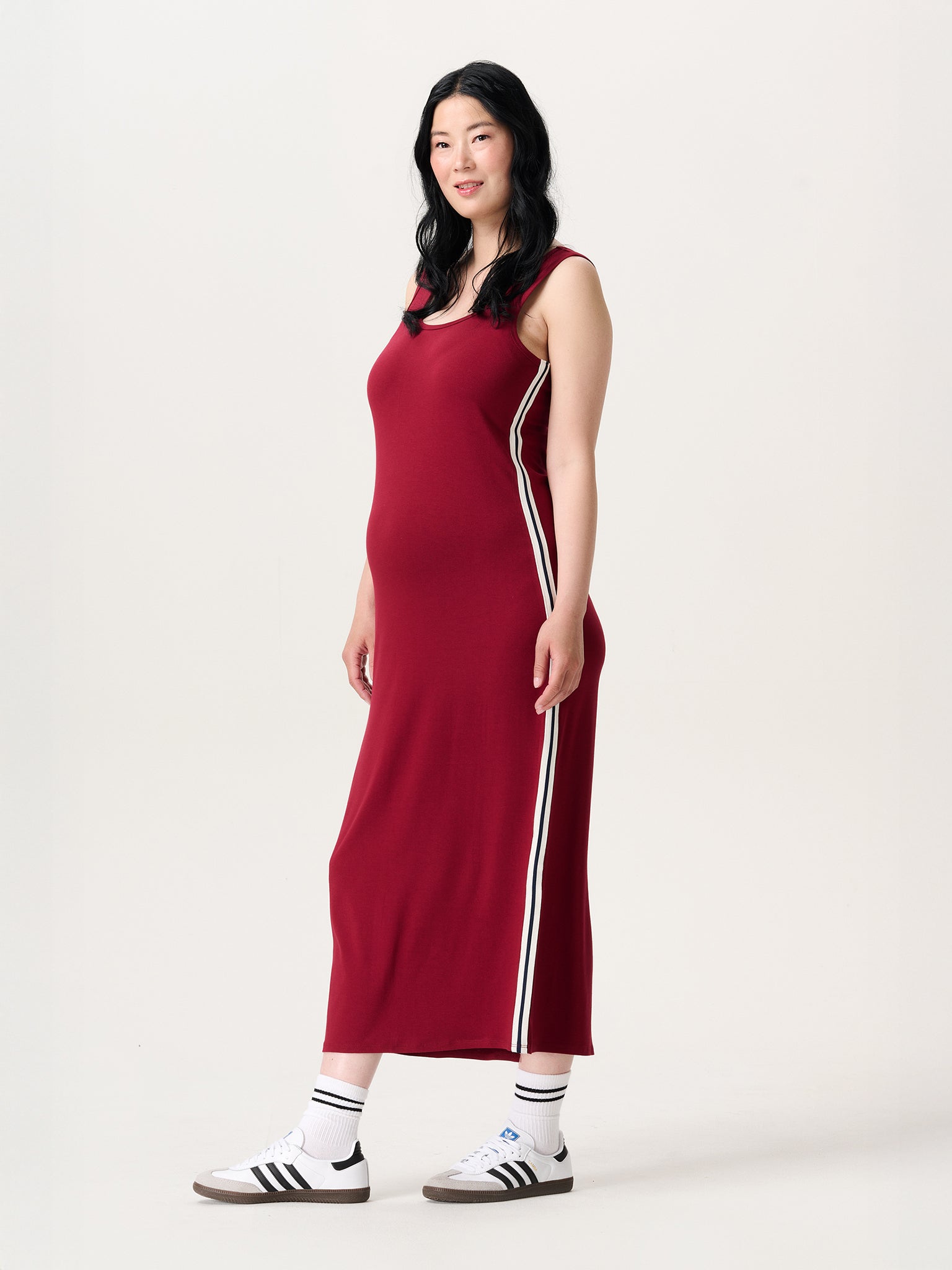 Schwangere Frau mit Rollkragenpullover in beige und Babybauch 