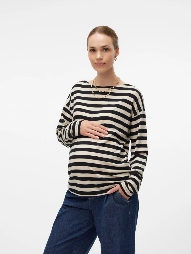Umstandsmode Sale und Stillmode: Model in gestreiftem Umstandsmodeshirt mit blauer Umstandsjeans legt die Hand auf ihren Babybauch