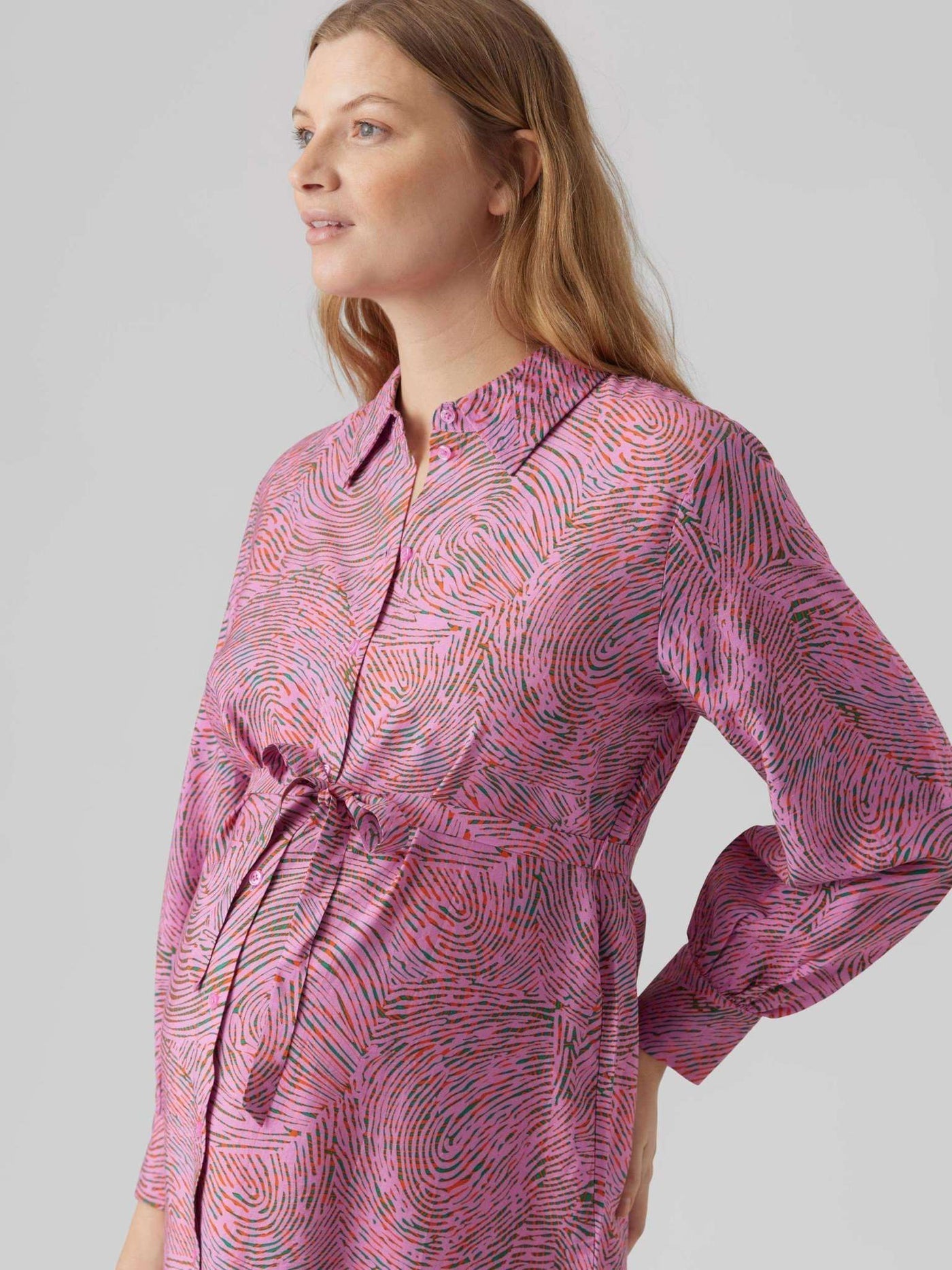 Umstandsmode und Stillmode: Model in Hemdblusen Kleid in pink für die Schwangerschaft und Stillzeit