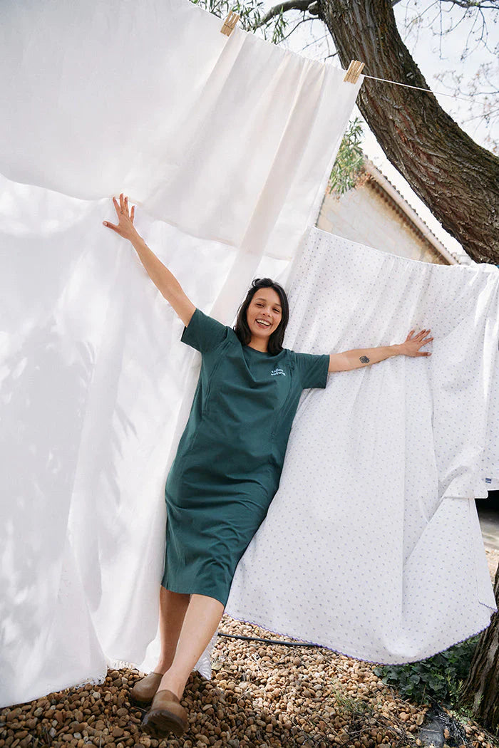 Ganzkörper Model mit Stillkleid grün in Bewegung  