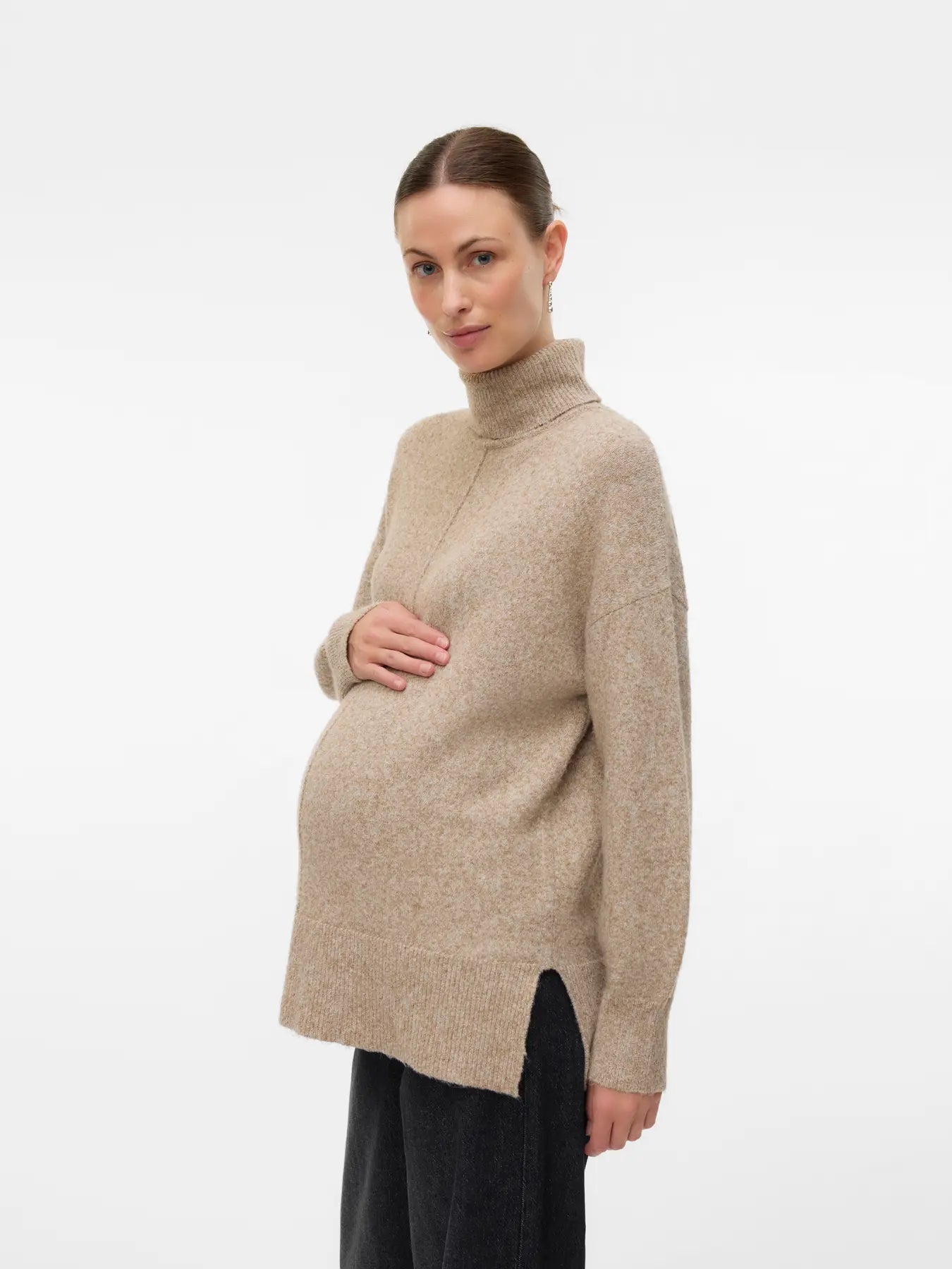 Schwangere Frau mit Rollkragenpullover in beige und Babybauch 