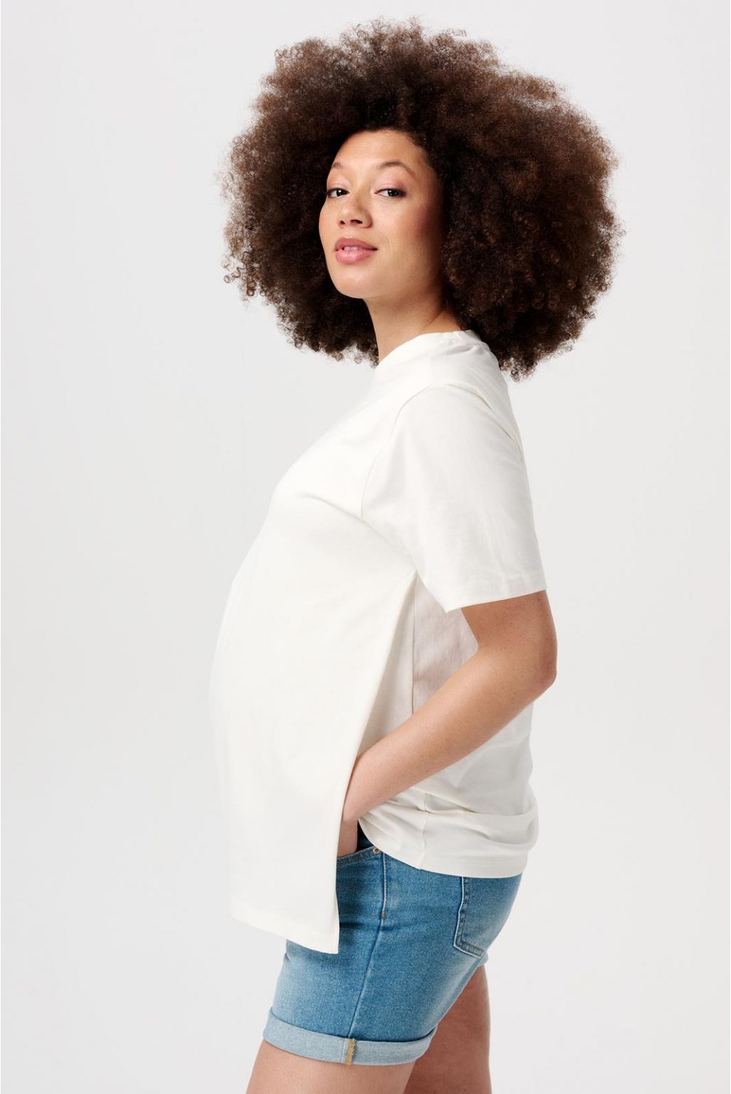 Umstands- und Still T-Shirt weiß - seitliche Ansicht, Model zeigt angenehme Passform über dem Babybauch